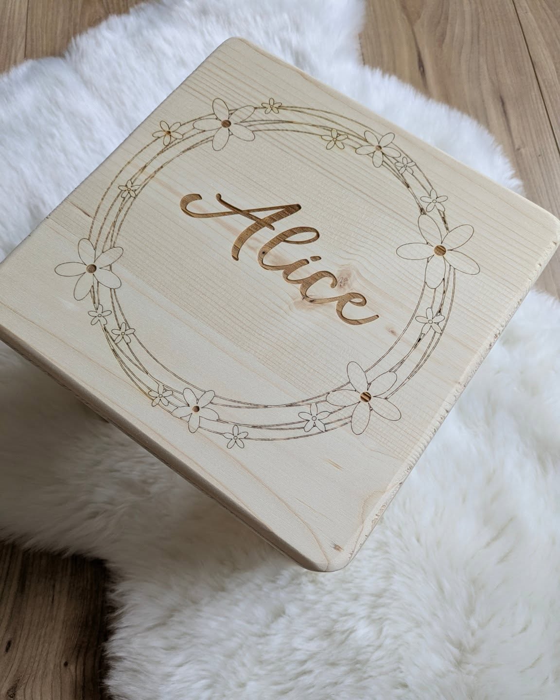 Heyy j'adore ce choix de typo avec la couronne !
Bisous Alice, et Merci à notre cliente pour sa fidélité !
#lestabouretsdandrea #artisanal #madeinmayenne #madeinfrance #tabouret #ideecadeau #ideedeco #bois #wood #gravure