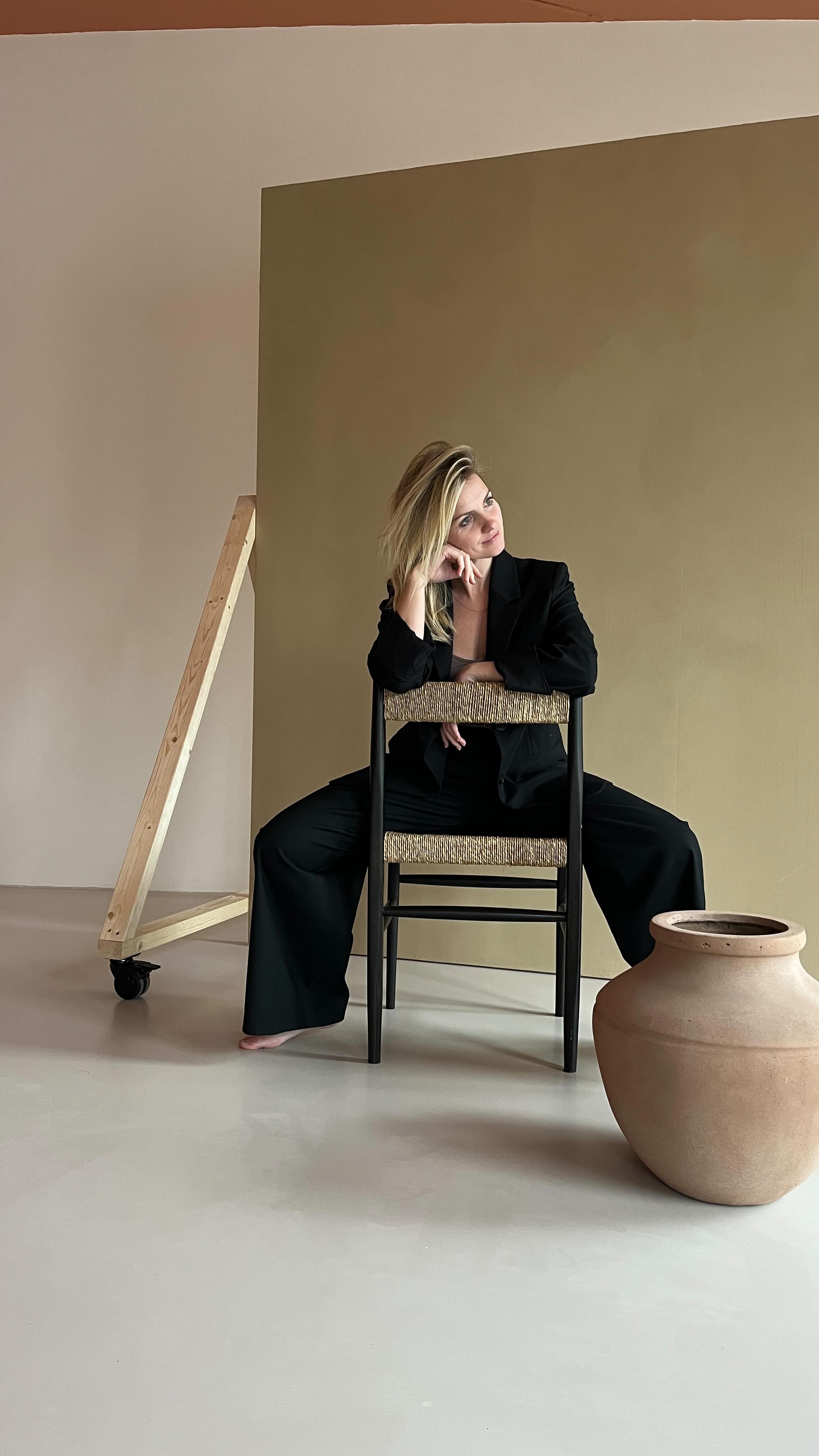 NIEUW!!! Onze verplaatsbare wand heeft maar liefst twee kleuren. Beweeg makkelijk mee met het daglicht! Liever een custom kleur? Voor €150 excl. verf schilderen we één kant in jouw gewenste kleur! #fotostudio #photostudio #daglichtstudio #daylightstudio #haarlem #fotografie #photography #shootlocatie #shootlocation #photospace #haarlemvenue #amsterdamvenue #rentallocation #verhuurruimte #fotostudiohaarlem #daglichtstudiohaarlem #wearewowmakers #stuccopaint