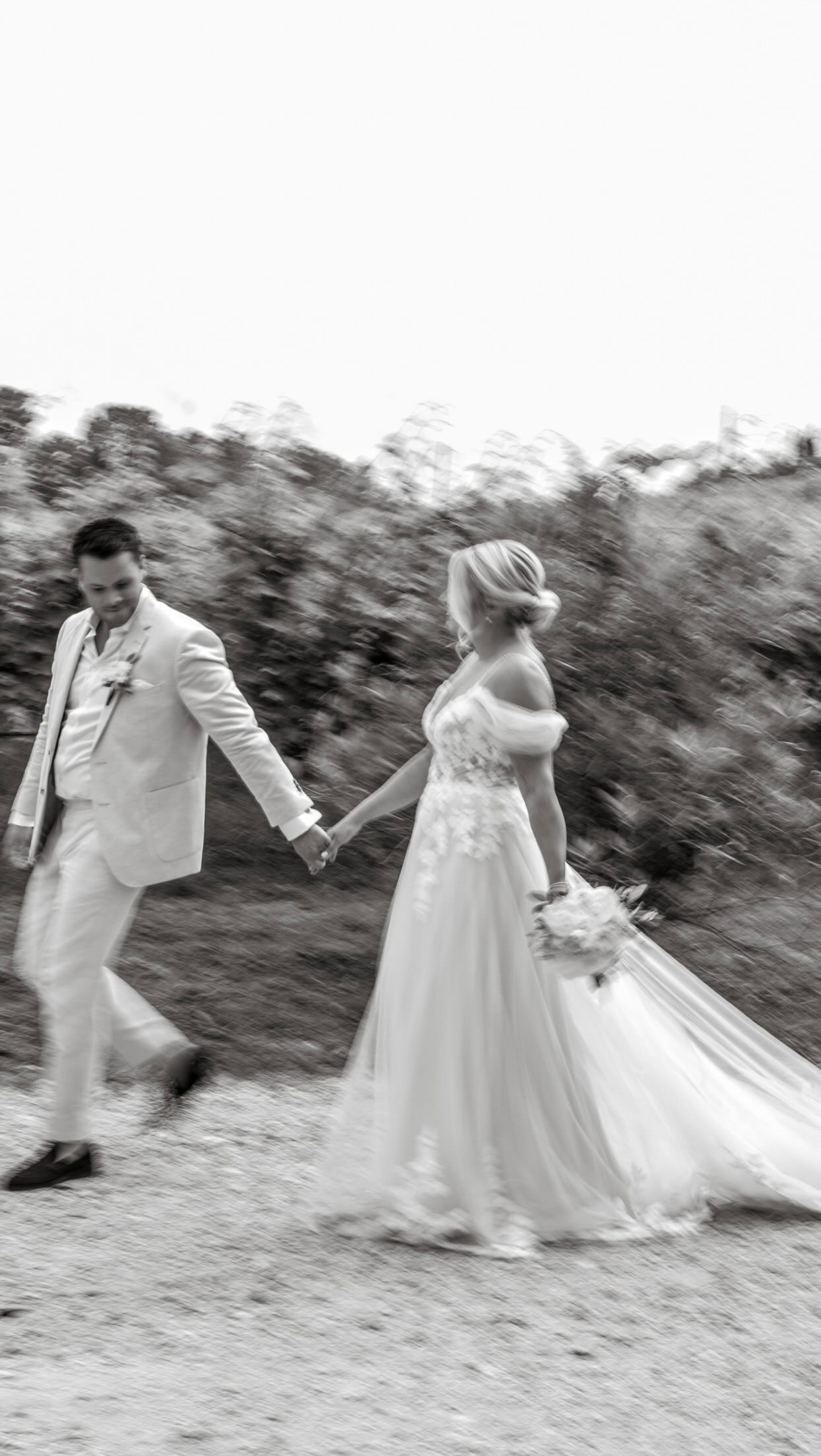 Der Vorteil einer Hochzeit im Ausland… viele Gäste treffen sich bereits am Vorabend zusammen auf ein Kleines Beisammensein. Ich finde solche Feiern so schön! So komme ich in den Genuss die Gäste schon davor kennen zu lernen und und werde als Teil der Gesellschaft sofort angenommen. Und die Familie hat mehr Zeit für den Austausch da die Gruppe noch kleiner ist. Wer von euch hairatet im und macht ein get together mit den Gästen? #gettogether #gettingmarried #gettogetherparty #weddingphotography #weddingplaner #yourweddinginitaly🇮🇹 #justmarried #perfectday #weddingphotoshoot#weddingphotographer #weddingparty #weddingtime #weddingstyle #happycouple #wedding #new #celebratelove#wedding2025 #love #fotoshooting #fotoreportage #weddingreportage #liebe #lovestory#photographer #dress #weddingphotography #coupleinlove #liebefürsdetail #hochzeitsliebe#hochzeitslocation