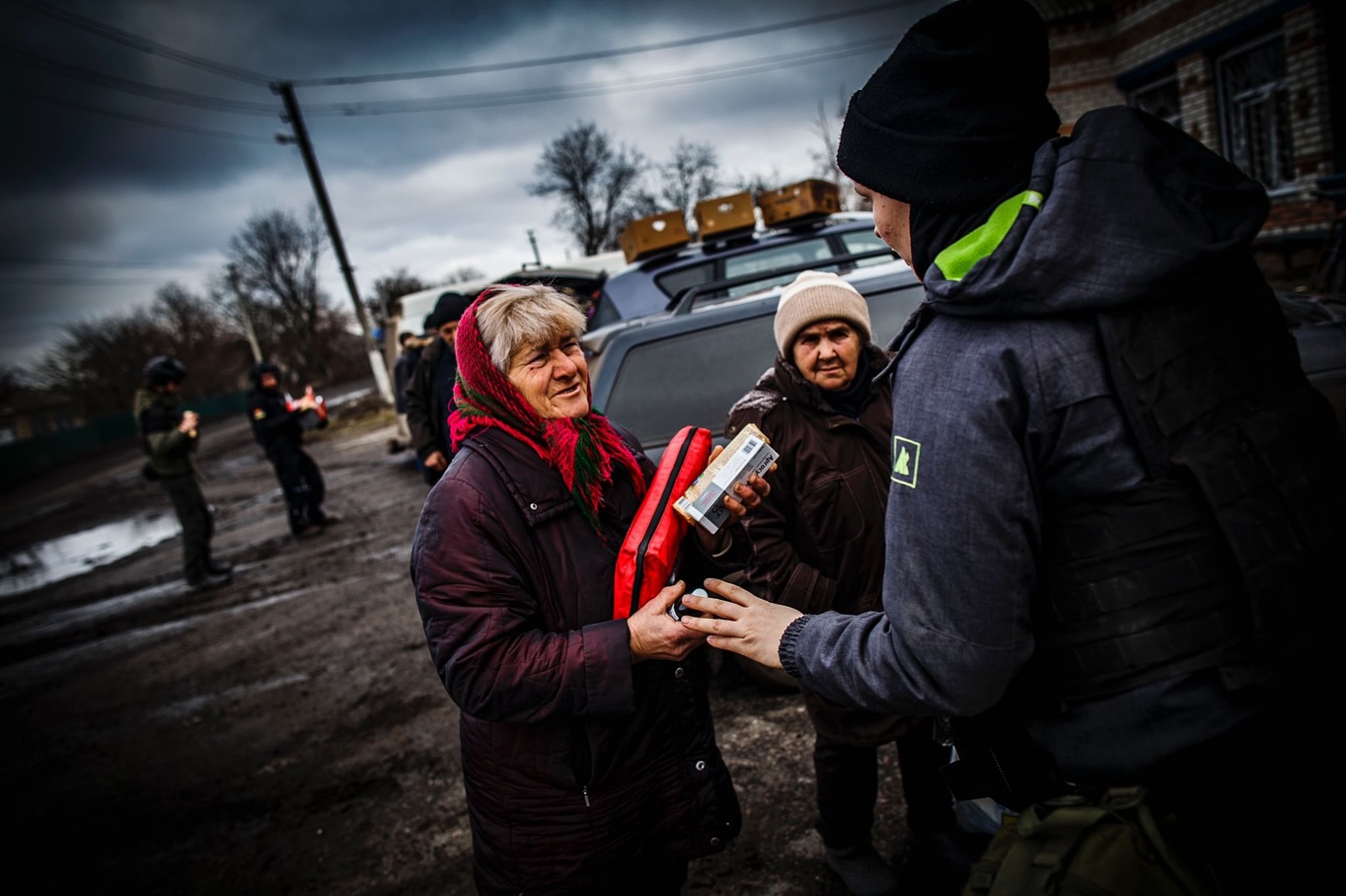 humanitarian aid distribution 4 kilometres to the front in Lyman region with the greatest team and special chocolates service 🫶🏻♥️ @bambus.bjoern.31 @ur.m917 📸 @hermes_pichon