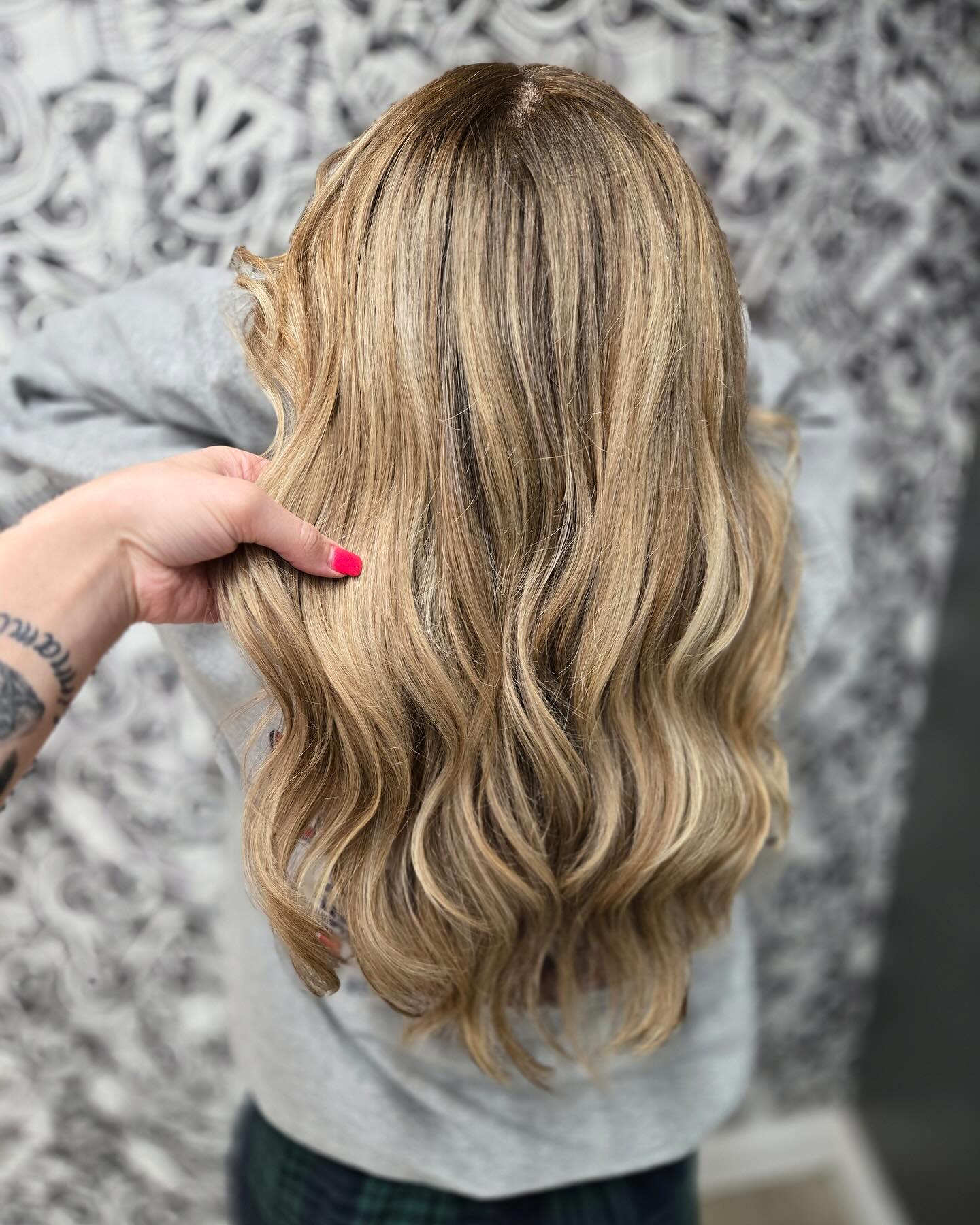 ✨Dimensional Blonde by Heather ✨
Soft, lived-in waves with the perfect blend of depth and brightness! Heather created this stunning blonde for a seamless grow-out and effortless glow.