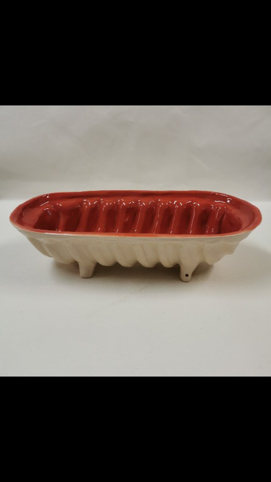 Est-ce que vous connaissez cette version du kougelhopf ?
Il s'agit en alsacien du Langhopf, en français le kougelhopf allongé.
Mais il peut encore s'appeler autrement est-ce vous savez ?
#soufflenheim #alsace #tradition #poterie #alsacemylove #reels #artpopulaire #kougelhopf #langhopf