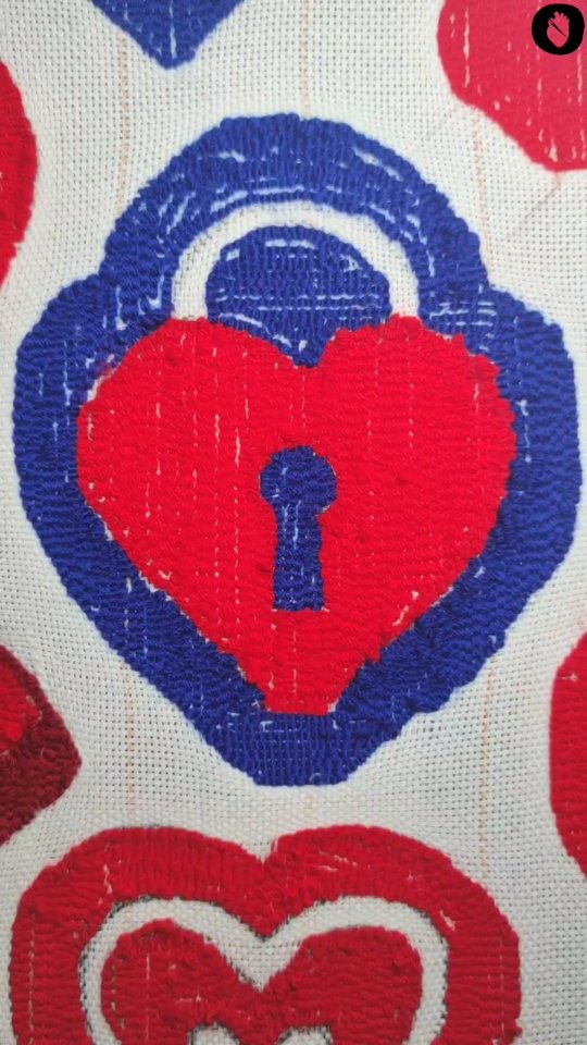 Collection '' In the mood for love '' en approche ! ❤️🔥
#handmadewithlove #mulhouse #creationunique #tufting #handmadetextiles #slowdeco #slowmade #dmc #tuftingart #love