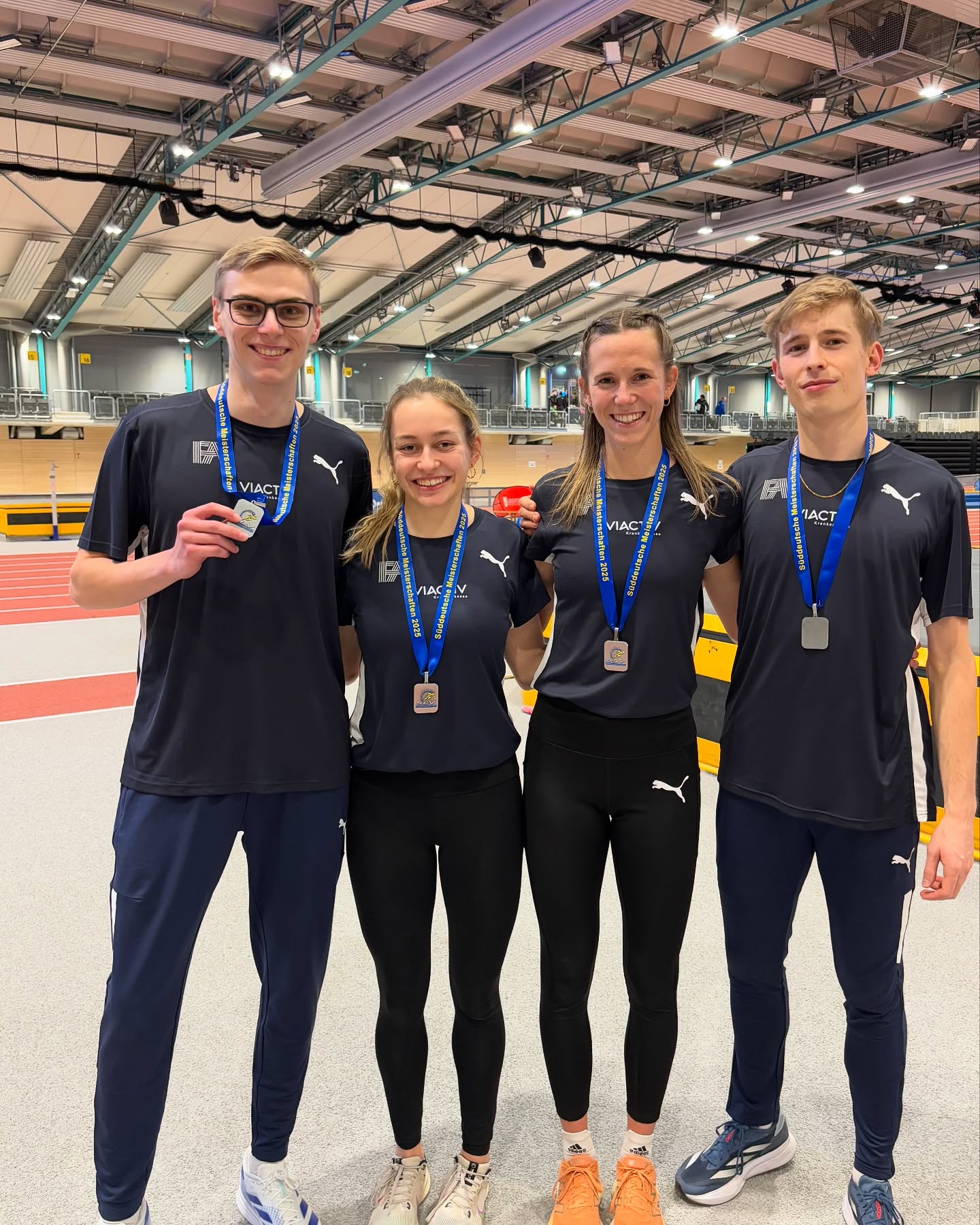 Auch diese Woche können wir euch wieder von starken Ergebnissen unser FA-Athleten berichten: 🔥
Den Anfang machten @jakob_dieterich und @jenniehauke beim Erfurter Sparkassen Meeting am Freitag:
Jakob lief dort 1.500m und konnte seine PB erneut auf 3:48,28 min steigern 👏!
Jennifer war über 800m am Start und beendete die 4 Hallenrunden in 2:05,60min 👍.
Am Samstag standen dann die Süddeutschen Hallenmeisterschaften in Karlsruhe an:
@lavinjajurgens war dort gleich doppelt über 200m und 400m am Start und lief in 26,18s und 59,56s ins Ziel 🔥!
Am Abend legte unsere 4x4 Mixed-Staffel einen starken Lauf hin und krönte ihn mit der Silbermedaille 🥈! @sven_mr04, @anna_14_03, @__louisfuchs__ und @sabrina.heil mussten sich in 3:34,57min nur einer Staffel geschlagen geben 💪!
Herzlichen Glückwunsch an alle FA und GA starter!
#frankfurtathletics #germanyathletics #FA