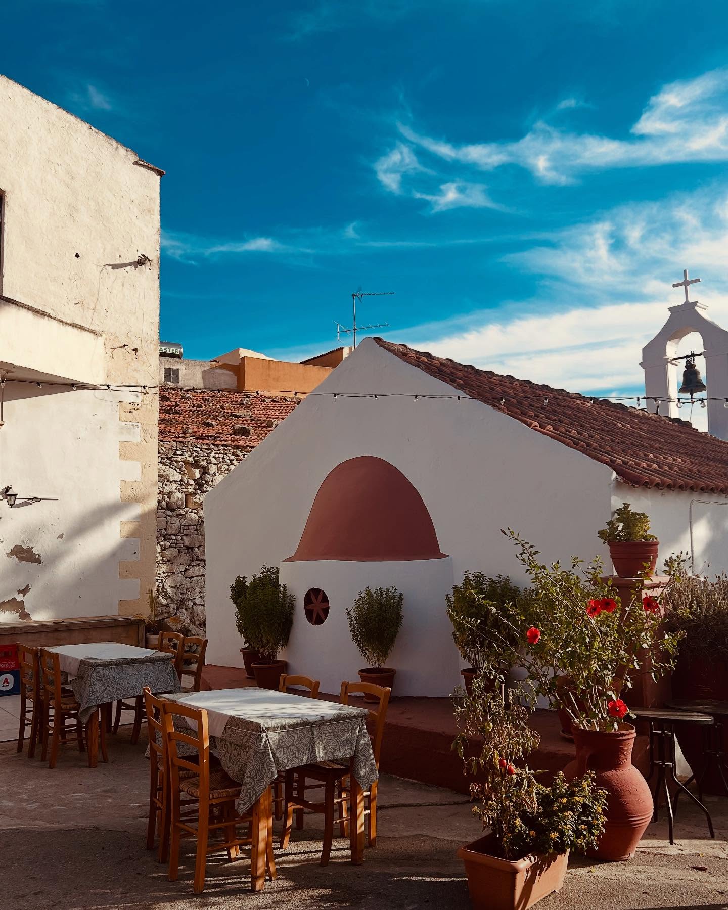 FR/ENG > Visitez, explorez, savourez chaque instant… Un séjour itinérant ou reposant, une retraite yoga, dans un hôtel simple ou luxueux, avec vue panoramique ou en plein cœur d’une ambiance urbaine. Parcourez les villages de montagne et les plages idylliques, plongez dans l’histoire et les traditions. En été, en automne, au printemps… et même en hiver ! Seul, en famille ou entre amis, chaque étape en Grèce vous réserve un moment unique. Des sites archéologiques fascinants aux îles envoûtantes, des sentiers de randonnée aux villages pittoresques, voyager en Grèce est bien plus que des vacances : c’est une expérience magique qui vous accompagne longtemps. Et que nous partageons ensemble… jusqu’à votre prochaine escapade, lorsque l’appel de la 🇬🇷 se fera à nouveau sentir.
ENG : Visit, explore, and savor every moment… Whether you seek adventure or relaxation, a simple retreat or luxurious comfort, o yoga retreat, a breathtaking view or a vibrant city atmosphere, Greece has it all. Wander through mountain villages, unwind on idyllic beaches, immerse yourself in history and traditions. Summer, autumn, spring… even winter! Alone, with family, or among friends, every step of your journey in Greece is a unique experience. From awe-inspiring archaeological sites to enchanting islands, from scenic hiking trails to charming villages, traveling in Greece is more than just a vacation—it’s a lasting enchantment. And one we share together… until your next visit, when 🇬🇷 calls you back once more. #greece #solotravel #greekvacation #voyagerenfamille #retraiteyogagrèce #islandhoppinggreece #travelcoach #travelplanner #passionforgreece #greekmythology