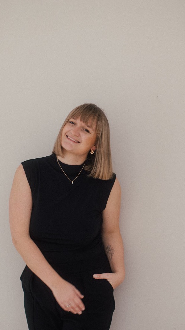 Hier sitze ich, trinke in Ruhe einen Kaffee und denke darüber nach, dass Zeit eines unserer wertvollsten Güter ist. Dass ihr euch die Zeit nehmt, mich in euer Leben zu lassen, ist für mich ein wundervolles Geschenk.
Ich weiß, dass das, was ich hier tue, richtig ist. Ich möchte nicht mehr von einem Shooting zum nächsten hetzen, schnell die Bilder bearbeiten und ausliefern, nur um den Kopf für die nächste Aufgabe freizuhaben. Ich beschäftige mich mit euch, mit eurer Beziehung zueinander. Wir haben viel Kontakt vor dem Shooting, und wir nehmen uns am Shootingtag bewusst Zeit, um die Kreativität fließen zu lassen. Danach darf ich euch noch einmal besuchen, um mit euch gemeinsam die entstandenen Erinnerungen anzusehen – zu erleben, wie sie auf euch wirken und was euch bewegt. All das ist ein Geschenk für mich.
Meine Art der Fotografie ist für mich die Verbindung von Kunst und Erinnerung. Das Festhalten von Momenten, das Einfrieren von Emotionen und Gefühlen ist für mich zugleich pure Energie – eine Energie, die entsteht, wenn ihr mir vertraut und ich das, was ich fühle, kunstvoll umsetzen darf.
In jedem Shooting gebe ich einen Teil von mir. Ich lasse etwas einfließen, das mich im Innersten berührt. Und ihr gebt euch. Gemeinsam erschaffen wir das Besondere.
#MehrAlsFotos
#EchteErinnerungen
#FotografieDieBerührt
#EmotionaleFotografie
#MomenteFürDieEwigkeit
#VerbindungInBildern
#ZeitFürErinnerungen
#MamaErinnerungen
#BabybauchMagie
#Schwangerschaftsreise
#WerdendeMama
#Schwangerschaftsfotografie
#FamilienzeitGenießen
#BewusstErleben
#MitGefühlFotografiert
#ErinnerungenDieBleiben
#KunstUndErinnerung
#AchtsameFotografie