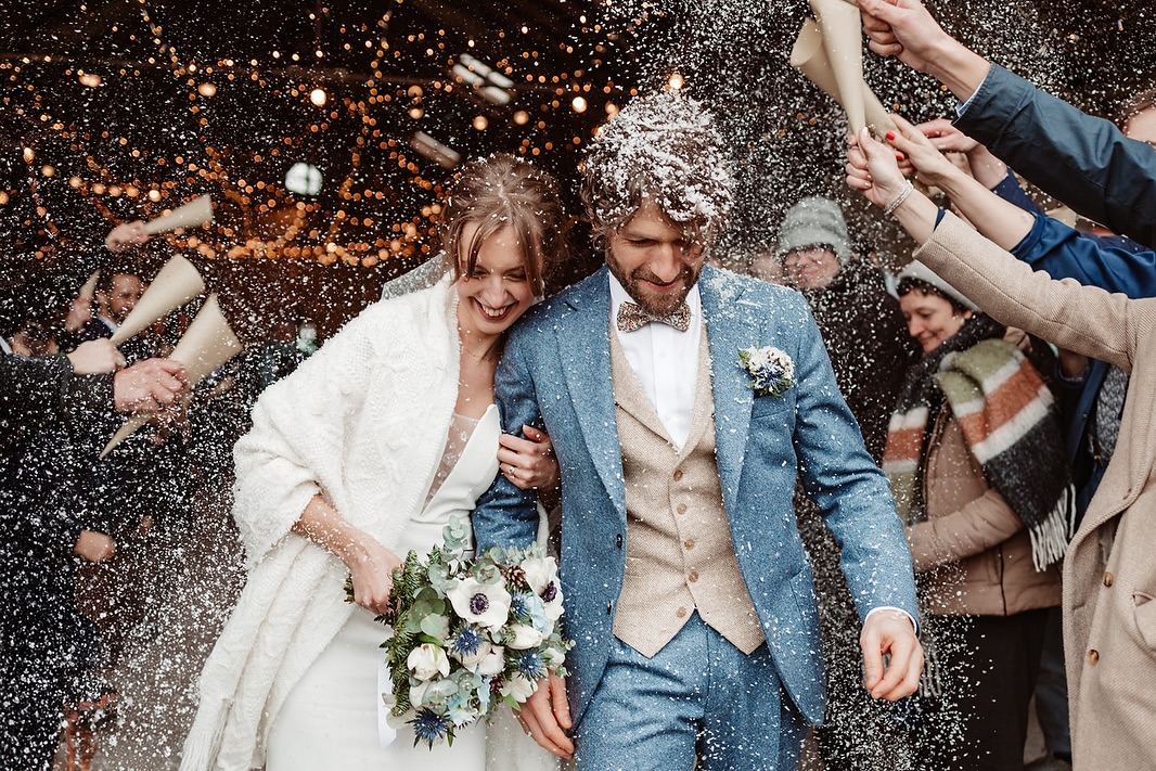 La sortie féerique de Mathilde et Benjamin était aussi beau à voir qu’à vivre!
.
.
.
Lieu: @rayondesologne
Vidéo: @lafilleencombi
Cérémonie: @partageevenement
Coiffure: @lauthentic_weddinghairstyle
Maquillage: @camilleb_makeupartist
Fleurs & Décoration: @lkdeco
DJ: @samifatimusic
Technique Son & lumière: @sgc_evenement
Traiteur : @bistrodugrandliot
Escape Game: Wedding Game https://www.weddinggame.fr/
#mariagehiver #mariagefeerique #magicwedding #bridetobe2025