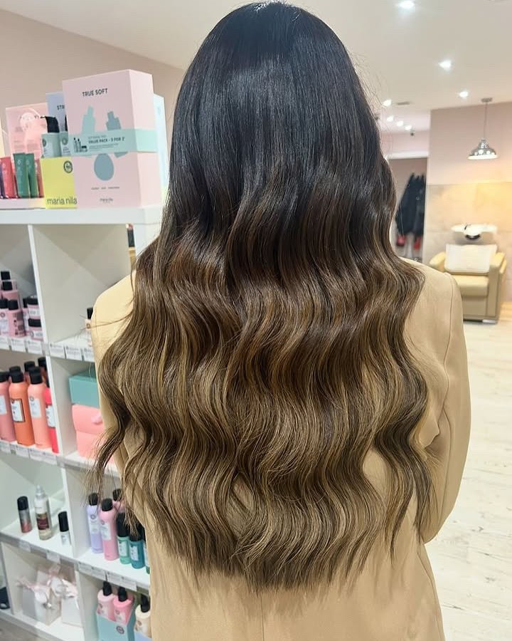 200g weave and nanos fitted in shade Dubai for Naomi’s client today and finished with a wave🔥@beauty_worksonline @ghdhair @naomiwatsonhair