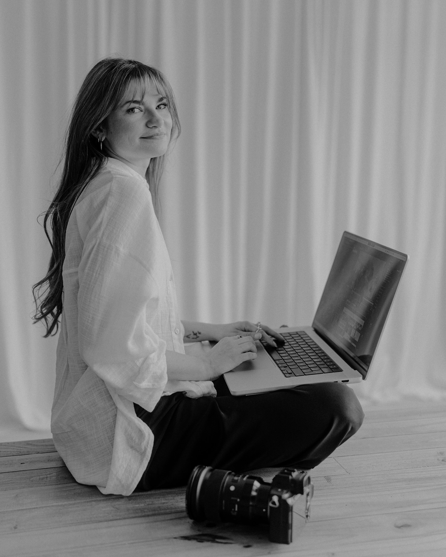 Inspiration hier, Trends da, Vergleiche überall. Es ist leicht, sich in dem Strudel von Hypes und Must-haves zu verlieren. Ob in der Bildbearbeitung, im persönlichen Stil oder in der Art, wie wir Inhalte kreieren – Trends sind überall präsent. Ich will nicht „pick me“ klingen, aber ich tue mich oft schwer damit, jedem Trend hinterherzujagen.
Natürlich sollte man up-to-date sein. Trends können eine großartige Inspirationsquelle sein und uns dazu bringen, Neues auszuprobieren. Aber manchmal habe ich das Gefühl, dass sich alles irgendwie angleicht. Wenn jeder denselben Stil verfolgt, bleibt kaum Raum für Individualität.
Für mich ist es wichtig, eine Balance zu finden. Es macht Spaß, sich auszuprobieren und Trends zu kombinieren, aber ich würde immer dazu raten, sich selbst treu zu bleiben. Es gibt nichts Schöneres, als einen eigenen Stil zu haben, der sich authentisch anfühlt – auch wenn er nicht immer „trendy“ ist.
Am Ende zählt doch, dass wir uns wohlfühlen mit dem, was wir machen und wie wir uns ausdrücken. Nicht alles, was gerade angesagt ist, muss auch zu uns passen. Und das ist völlig okay.
#weddingphotographer #weddingtrends