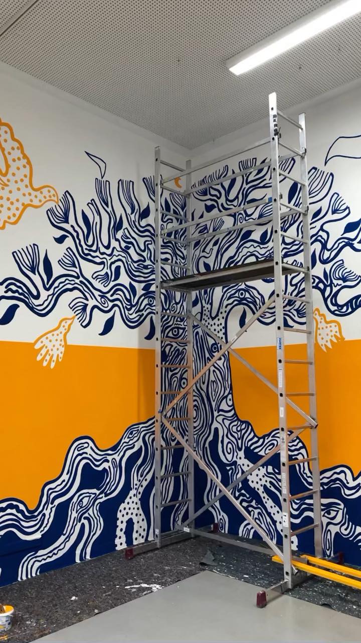 Only two weeks left to see „ Onajite, l‘Attesa“ by @dianaejaita and „ReadingList“ at @galeriewedding !
👀 Here a little making of the mural „Gateway“
.
Thank you to the galery team and curators @mltppr and @maj for having me, my tree and books🙏🏾
.
Thank you Diana for filming and the time we had to talk whilst painting shelves and also @solvejg_hockings and her team for helping to paint and montage ❤️
.
#art #mural #exhibition #paint #tree