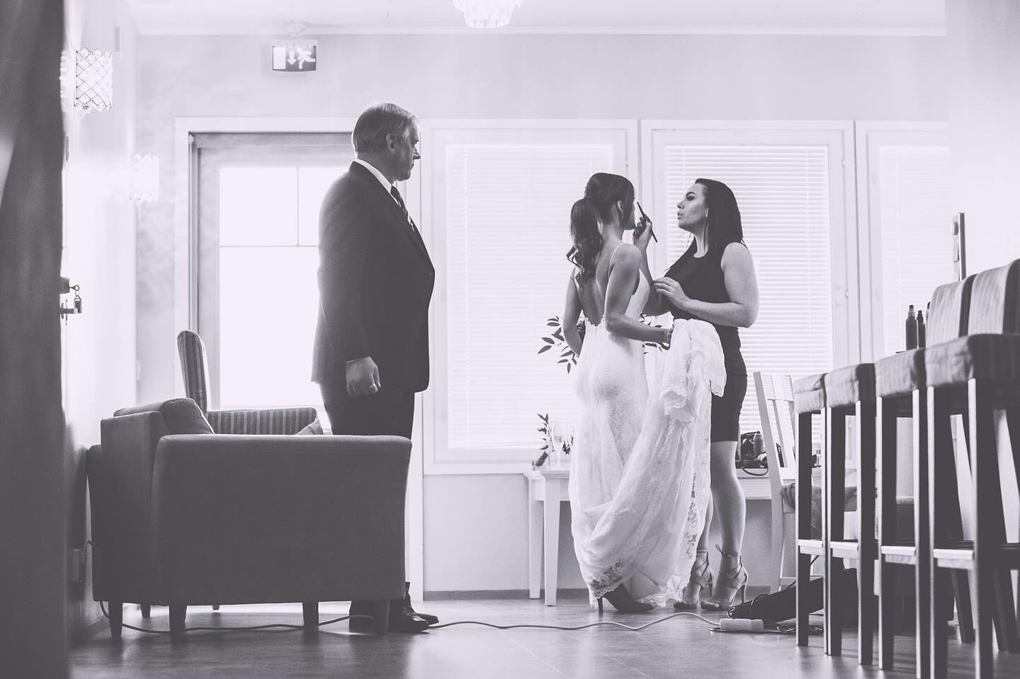 Tammikuu alkaa vihdoin olla taputeltu ja kevät lähestyy🌸 Mikäli olet menossa naimisiin kesällä 2025 niin laita 1.3 kalenteriin ylös, silloin meillä aukeaa kesän häiden ajanvaraus!
Kyselyt voi tuolloin laittaa meille sähköpostilla osoitteeseen info@parturikampaamobow.com❣️