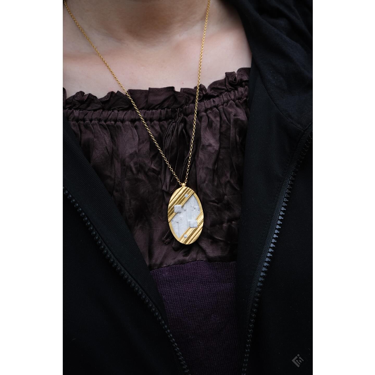 .
My latest collection FU(NA)TURE 2 is currently exhibiting @sarapreisler gallery Stratford-Upon-Avon store💍. Pieces are for sale and are open for commission. Come and have a look when you’re visiting this lovey town. ✨🤩
The collection will be moved to the Birmingham store located in Stirchley after February, so stay tuned for more updates!
.
Also a huge thank you to William Dudley Trust for their generous and huge support to my practice and the creation of this collection through their Bursary award.🙏🏻✨
.
Photo: 23ct gold vermeil Mitsuro Hikime textured pendant with recycled oyster shell and Jesmonite composite
.
@a.i.r_soj @soj_bcu @jo_bcu @acj.org.uk
.
#jewellery #art #contemporaryjewellery #artjewellery #narrativejewellery #jewelery #narrativejewelry #artjewelry #contemporaryjewelry #japan #hongkong #uk #ukjewellerydesigner #ukjewellery #hkjewellery #hkjewellerydesigner #japanesejewelry #japanesejewellery #japanesejewelrydesigner
#photography #japaneseaesthetics #japaneseaesthetic #wabisabi #gem #gemmology