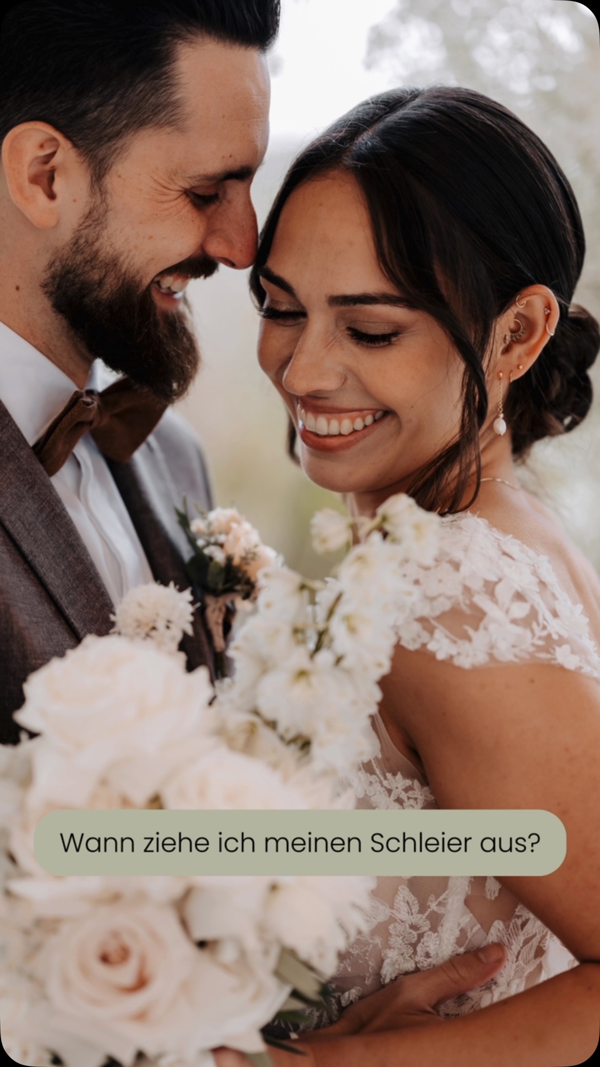 👰✨ Wann ziehe ich den Schleier aus? ✨
Der Schleier ist ein wunderschönes Highlight deines Braut-Looks, aber wann ist der richtige Moment, ihn abzulegen? Hier sind die besten Optionen:
1️⃣ Nach der Trauung: Viele Bräute nehmen den Schleier nach der Zeremonie ab, um sich freier zu bewegen und Gäste zu umarmen.
2️⃣ Nach den ersten Fotos: Wenn du traumhafte Bilder mit Schleier möchtest, kannst du ihn danach für die Feier entfernen.
3️⃣ Vor der Party: Spätestens zum Tanzen ist ein schleierfreier Look praktischer – vor allem bei langen oder bodenlangen Schleiern.
4️⃣ Gar nicht! Falls du dich mit Schleier rundum wohlfühlst, kannst du ihn den ganzen Abend tragen oder später in einen kürzeren umwandeln.
💡 Tipp: Lass deinen Stylisten den Schleier so befestigen, dass du ihn später leicht lösen kannst – ohne deine Frisur zu ruinieren!
#Brautstyling #SchleierTipps #Hochzeitslook #WeddingVibes #Brautzauber
@theweddingmatch @juliaervenexklusivefloristik @jana_wolschke_fotografie @ellaine.engel.trauungen @liebe.erika @der_tortenbutler