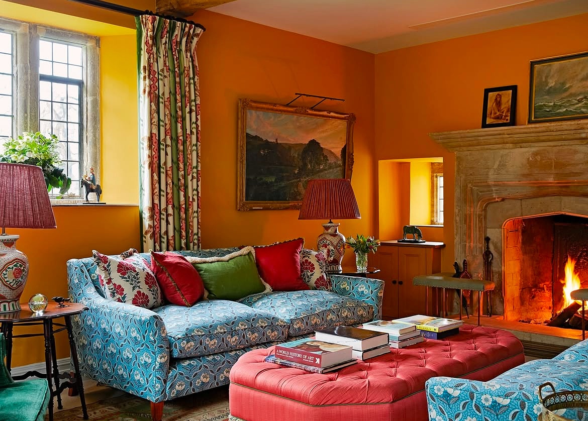 As a fellow lover of colour this room in @englishhomemag designed by @octaviadickinson really is so prefect! The use of fabrics and patterns has created such an incredibly inviting space!
#interiorinspiration #countryhouse #maximalistdecor #patternonpattern #cozyinteriors #colourininteriors #sittingroom