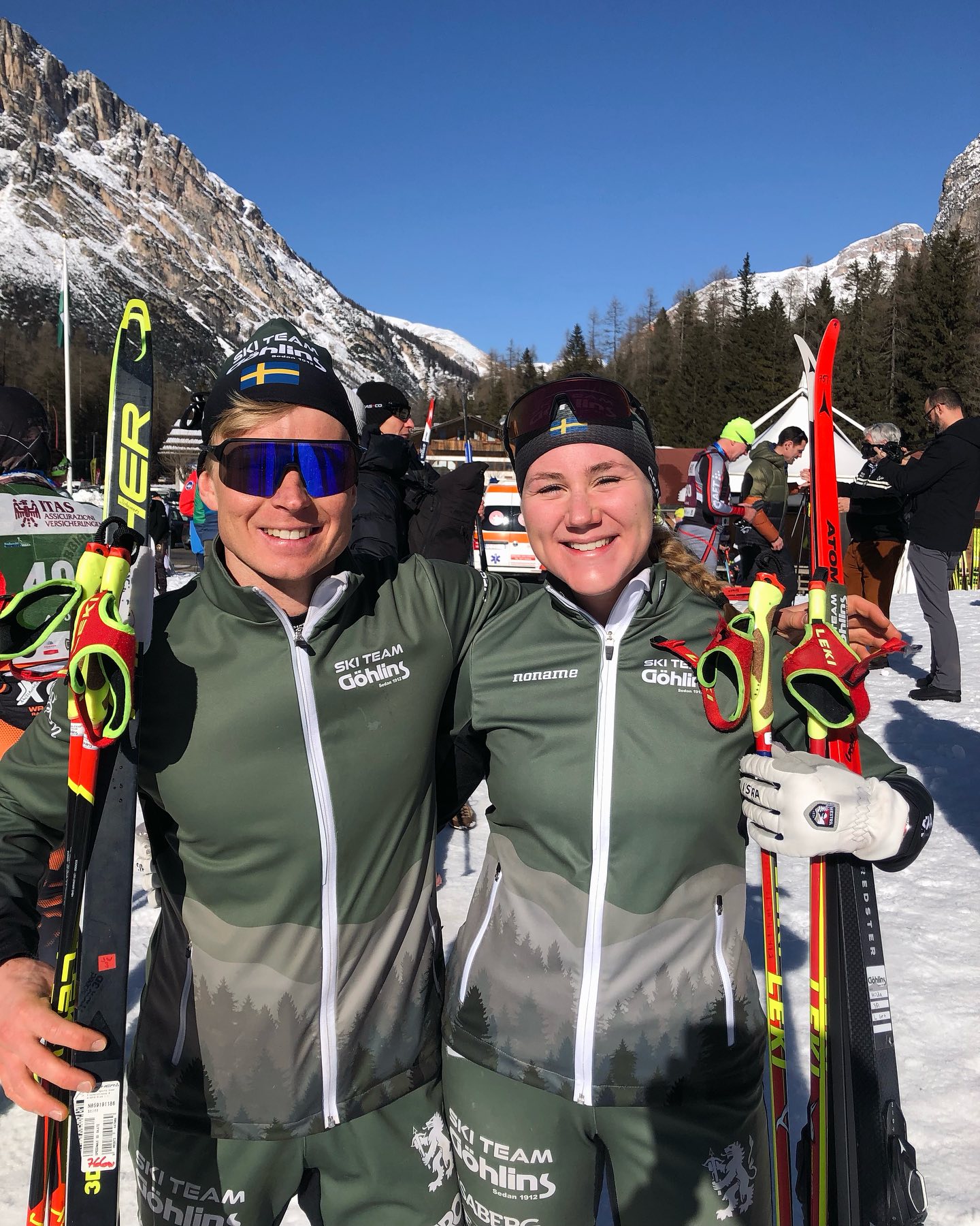 Just nu är det peak långloppssäsong i hela landet, i övriga Europa också för den delen. Teamet har varit representerat och presterat bra på flera Challengerlopp när Ski Classics tagit en ledig helg.
Ett av ställena är Toblach där @hildalof och @johanneseklof kört dubbla tävlingar.
Det välkända loppet Toblach-Cortina kördes i klassisk stil i lördags och i skate igår. Lördagen bjöd på snöoväder med igensnöade spår och ojämn fart i täten. Teamet fick med sig dubbla sjätteplatser.
Igår sken istället solen på fina spår och höga berg och farten i täten var jämn och hög. En fjärdeplats i herrloppet och en fjortondeplats i damloppet (i hennes livs första skatelopp dessutom!) blev resultatet.
Även totalen av de båda loppen var en tävling och där blev det seger för @hildalof och en andraplats för @johanneseklof 🥇🥈
Nu åker vi vidare mot Tjeckien och @jiz50 25 kg speck rikare 🥩🥩😅
@gohlins @klubbenbygohlins @eabdethaller @hestragloves @hestrainredningarab @garoplatprodukter @garo_emobility_sverige @isabergstoppen @hangonab @axelent_sverige @everbrandswedenab @ehconnector @eleikosport @gnosjoror @gnosjoandan @aerollerskis @leki.nordic @atomicnordic @umarasports