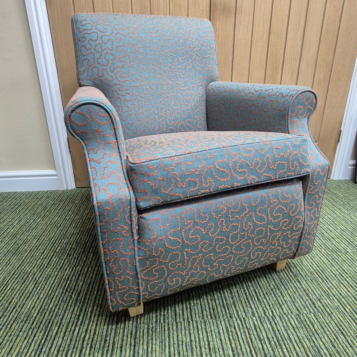 It gives a whole new meaning to "get a wiggle on". Reupholstering this small family piece in Linwood's Wiggle made it a really eye-catching chair. It was great to do this for clients who have such a love for colour and form.
#walkerandwalker #linwoodfabrics #handmadecurtains #reupholstery #softfurnishingsmaker #softfurnishings #handmadesoftfurnishings #handmade #curtainmaker #reupholsterer #handmaderomanblinds #madetomeasure #romanblindmaker #romanblinds #handmadecushions #cushions