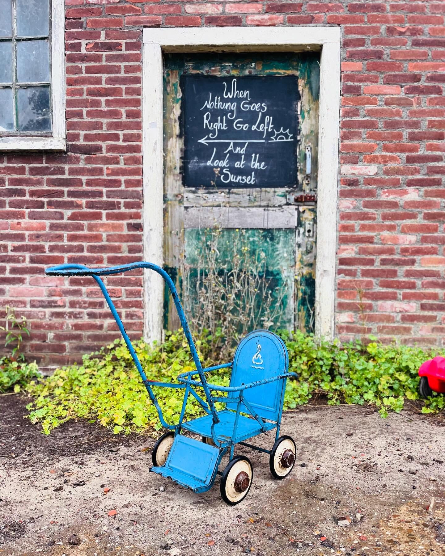 De winter kruipt langzaam voorbij en wij genieten van de eerste zonnestralen van het jaar. Net als de sneeuwklokjes die nog maar nauwelijks zichtbaar boven de grond uitkomen, maar waar er onder de bodem al o-zoveel gaande is, zijn wij ook volop bezig met het komende (buiten) seizoen!
Poëzie in de boomgaard, wandelroutes, een bloementuin, meer plekken om te spelen en om buiten te zijn.
Kom je ook weer langs in 2025? We hebben niet alleen vakantiehuisjes en een groepsaccommodatie, je kunt ook terecht voor een zakelijke bijeenkomst, familiedag, een (dag)retraite of zelfs een bruiloft.
Tot binnenkort!
#vergaderlocatie #buitenlocatie #groepsaccommodatie #natuurboerderij #permacultuur #zelfvoorzienendleven #bewustleven #buitenvergaderen #vakantiehuisje #natuurhuisje