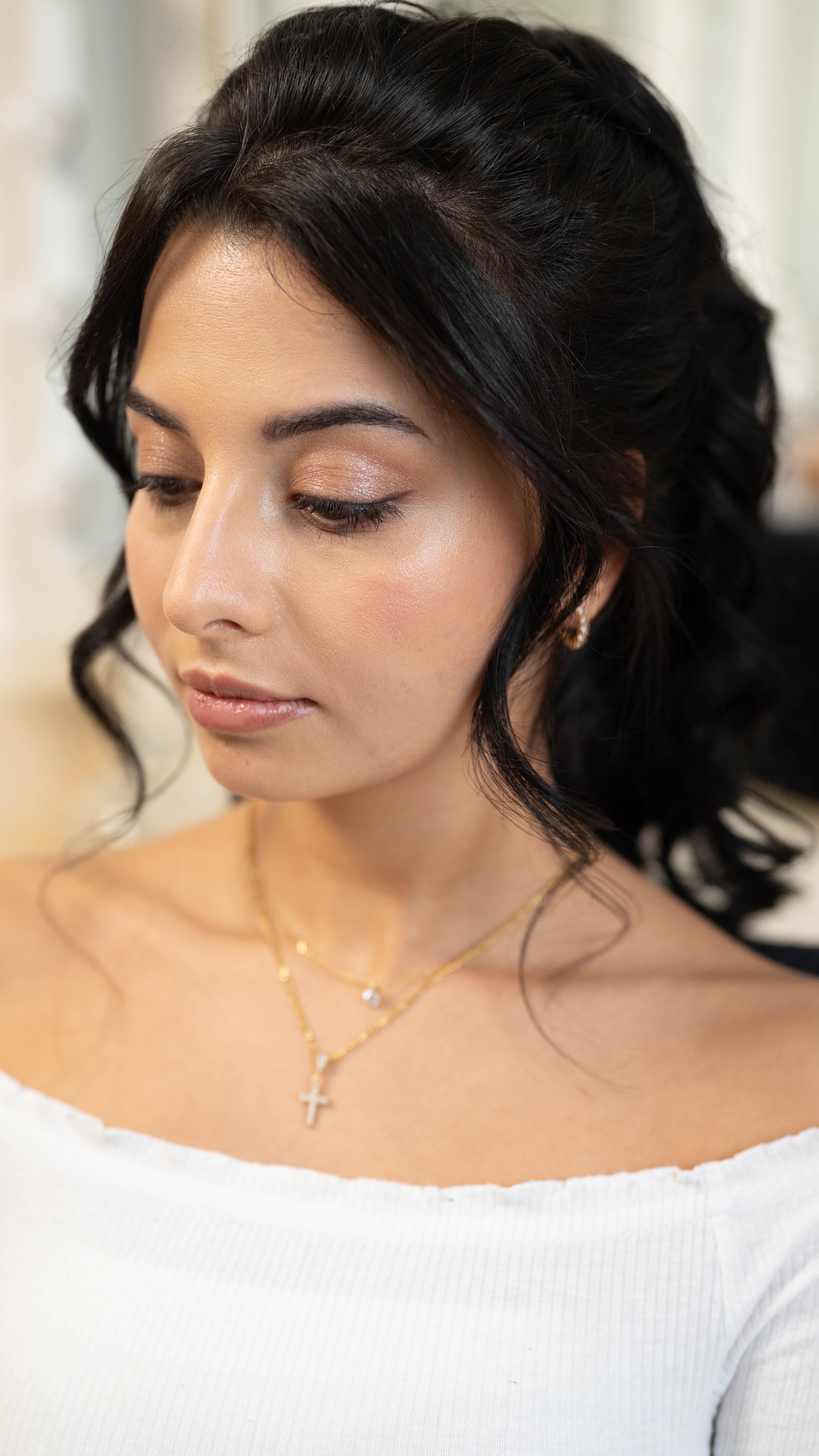 Make-up hält den ganzen Tag!-Die Wahrheit über langanhaltendes Make-up.
🎭 Du kennst es sicher: Morgens perfekt geschminkt, abends kaum noch etwas übrig? 🤯 Viele denken, ein teures Produkt wäre die Lösung – doch das ist ein Mythos!
💡 Hier ist die Wahrheit:
🔹 Hautvorbereitung ist ALLES! Ein gut hydratisiertes Gesicht sorgt dafür, dass dein Make-up besser haftet.
🔹 Primer ist nicht immer nötig! Wähle ihn gezielt nach deinem Hauttyp – bei trockener Haut kann er sogar kontraproduktiv sein.
🔹 Layering statt dicker Schichten! Dünne Schichten von Foundation & Puder halten besser als eine dicke Make-up-Schicht.
🔹 Fixierspray? Nur mit diesem Trick! Trage ihn zwischen den Schichten auf, nicht nur am Ende – so bleibt dein Look wirklich bombenfest.
💄 Teste diese Tipps und sag mir: Wie lange hält dein Make-up jetzt? ⏳👇
#LanganhaltendesMakeup #MakeupHacks #BeautyTipps #FlawlessMakeup #MakeupMythos