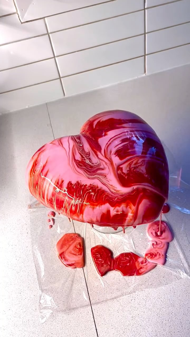Order this classic Valentine’s Day themed Entremet at www.prettylittlelayerstoronto.ca (link in bio)
