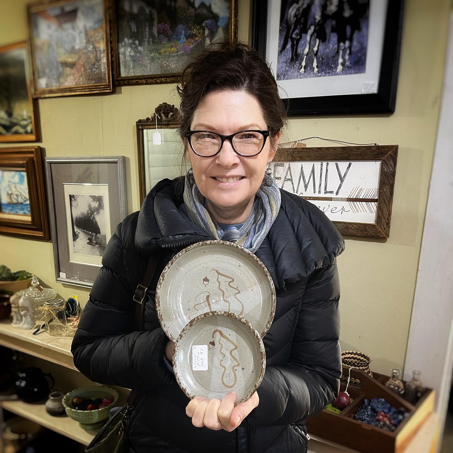 One of my loves is browsing for antiques and inspiration from historic pottery and kitchen ware. Once in a while, I spot some vintage Pine Springs Pottery! These were a fun find at Farmhouse Antiques & Rusty Stuff. In perfect condition at a good price, I left them there for one of my treasured collectors to find. 🥰
#servebeautifully #heirloomquality #mindfullymade #madebyhand #artisan #rusticmodern #farmhouseinspired #stoneware #homewares #dinnerware #chooselovely #oakleafandacorndesign #pottery #potterygifts #PAWildsmade #visitclarioncounty