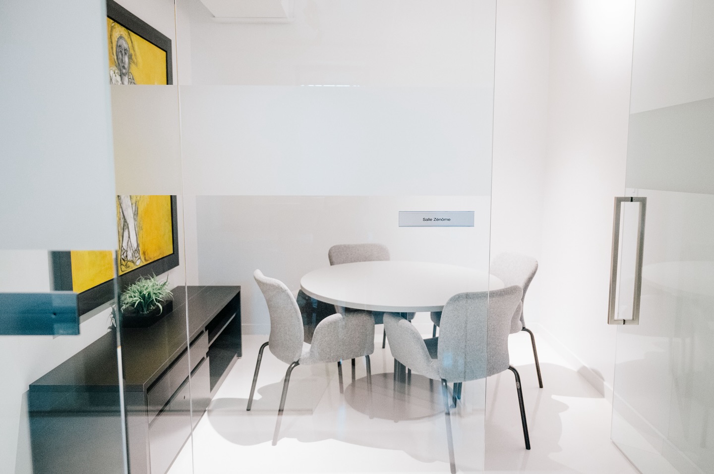 Réunion confidentielle, session de travail au calme, appel stratégique : nos membres profitent d’espaces élégants et fonctionnels en plein cœur de la ville.
📍 Salles de réunion équipées
💼 Bureaux privés disponibles
L’exclusivité a ses privilèges ! Rejoignez le Club dès maintenant – places limitées.
www.clubstdenis.com