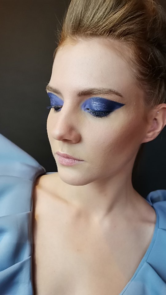 PURPLE
Un moment magique et suspendu dans le temps comme à chaque Make-up création.
Merci @hairstylist.lo pour cette coiffure incroyablement stylée!
Merci à ma petite @lyson_dmh toujours partante pour mes délires, tu es une fille extra!
Make-up réalisé avec les produits @kaleidosmakeup merci je les aiment d'amour, ils sont hyper pigmentés et brillant à souhait 🤍🤍🤍🤍🤍
.
.
.
#makeupforeveracademy #makeupgold #maquilleusebesancon #laurianegoullier #maquilleusepro #maquillagefranchecomte #beautifulgirl #hairstyler #coiffeusefranchecomte