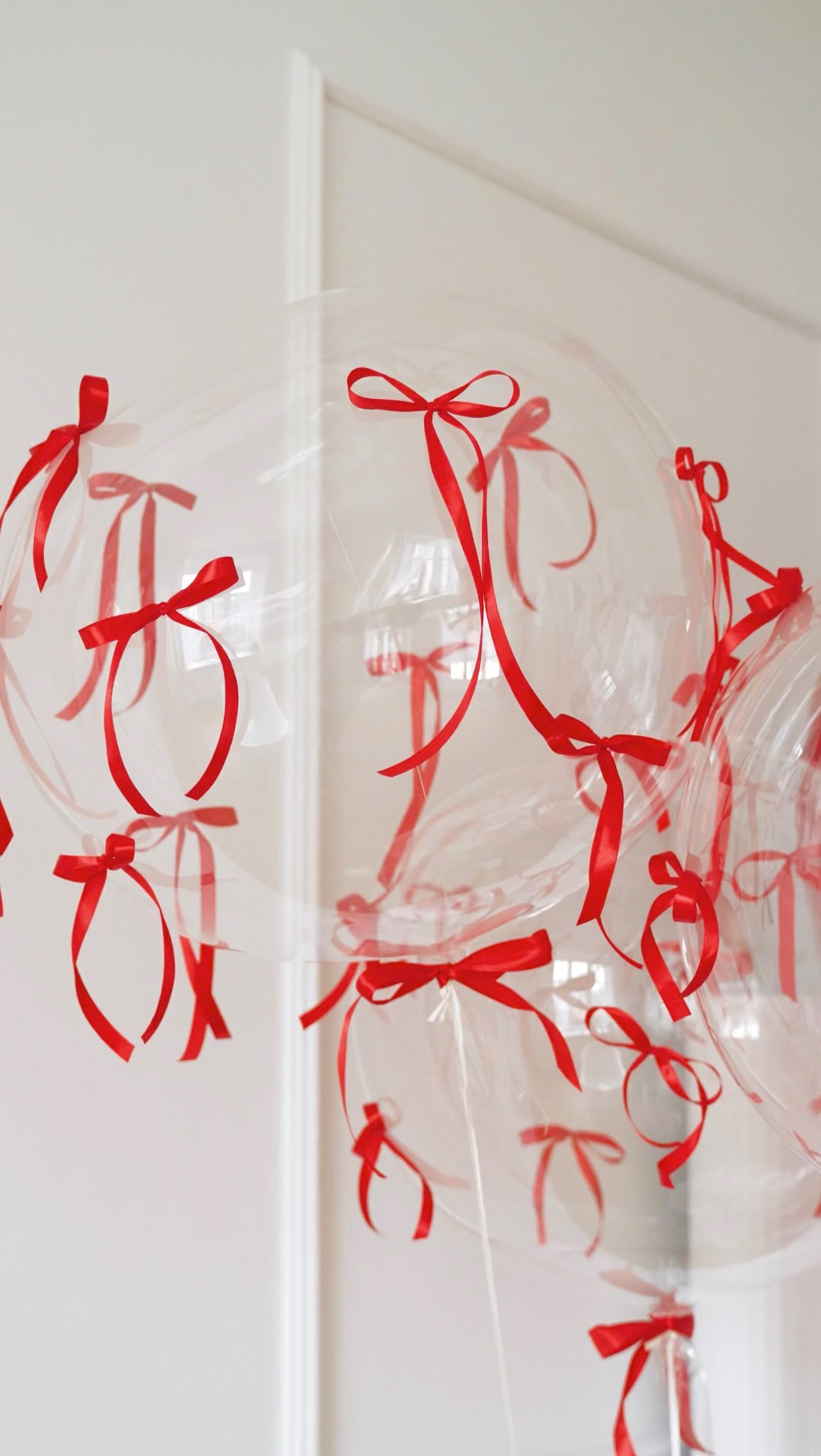 ❤️ Walentynkowe dodatki ❤️
od 2 do 16 lutego w @fach.studio.bydgoszcz
Czekają na Was:
• czerwone balony serca
• przeźroczyste balony z kokardami
• bukiet czerwonych róż
• kieliszki z kokardami
• świece z kokardami
To wszystko jest do Waszej dyspozycji podczas wynajmu studia ✨
Bardzo prosimy, by delikatnie z nich korzystać i zawsze odłożyć je na miejsce. Szanujmy i dbajmy o nie wspólnie, tak aby kolejne osoby mogły je w pełni wykorzystać.
Aranżacja została stworzona oczywiście we współpracy z naszą niezastąpioną @da_fiori 🎈
📍FACHstudio Bydgoszcz
#studiofotograficzne #studiofotograficznebydgoszcz #studionawynajem #studionawynajembydgoszcz #walentynki #walentynkibydgoszcz #dekoracjewalentynkowebydgoszcz #dekoracjewalentynkowe #sesjawalentynkowa #sesjawalentynkowabydgoszcz #fotograf #fotografbydgoszcz #studiobydgoszcz #fachstudio #fachstudiobydgoszcz