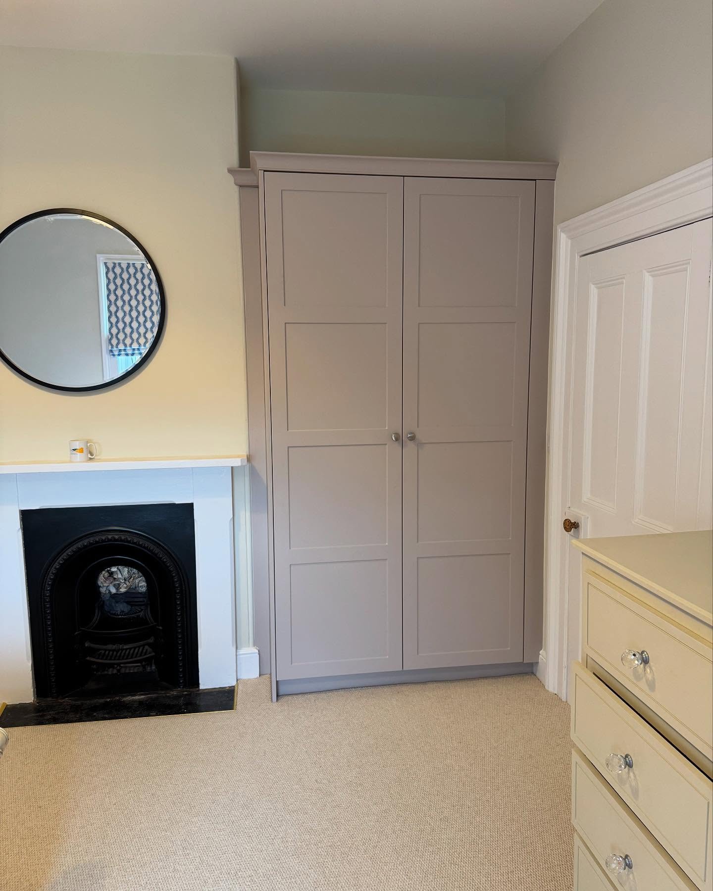 Cashmere wardrobes with oak internals.
#bedrooms #bedroomdecor #bedroominspo #bedroomfurniture #wardrobes #ashwoodkitchens #cashmere