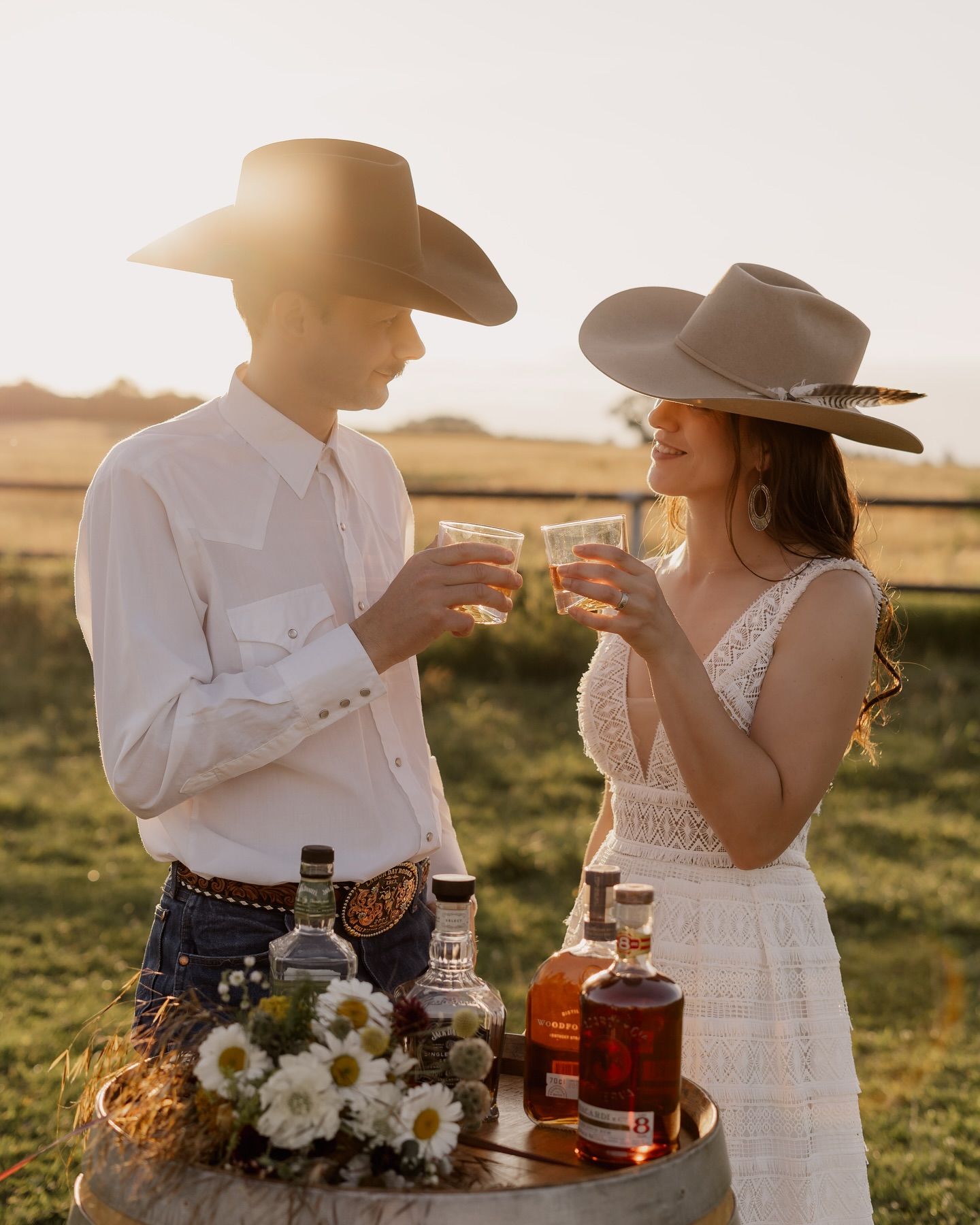 WESTERN STYLED SHOOTING 🏜️
Fotografie: @goldenmomentsjournal
H&M: @nevindarwishmakeup
Deko: @la_boheme_com
Floristik: @blumiges_kronach
Kleid: @schillers_braeute
Traurednerin: @miteigenenworten
Location: @countryscheuneeinod
Models: @kerstin_breitenbach & Marco
#country #westernstyle #westernwedding #wedding #styledshoot #freietrauung #sunset #paarfotografie #couplesphotographysession #fotografie #sony #weddingdress #cowgirlmagazine #westernphotography