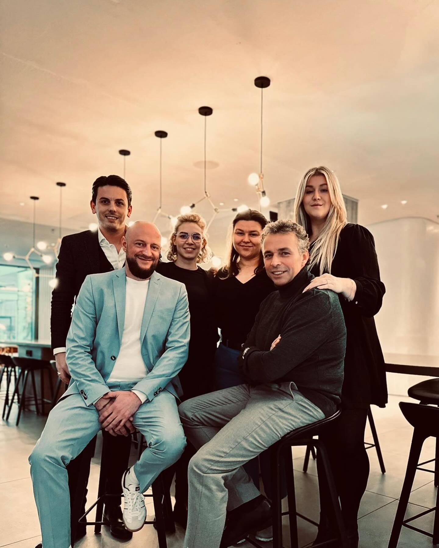 Unsere Projektleiter*innen Felix, Theresa, Aurelia & Sabrina waren gestern gemeinsam mit unserem Inhaber & Küchenchef Thomas M. sowie unserem Geschäftsführer Thomas F. für einen Workshop in Frankfurt a. M. um das vergangene Jahr Revue passieren zu lassen und die Ausrichtung für 2025 zu besprechen.
Wir freuen uns auf ein spannendes & ereignisreiches Jahr mit vielen tollen Veranstaltungen!
#diegabel_cateringevents #cateringfrankfurt #cateringrheinmain #oneteam #workshop #teamwork #staytuned