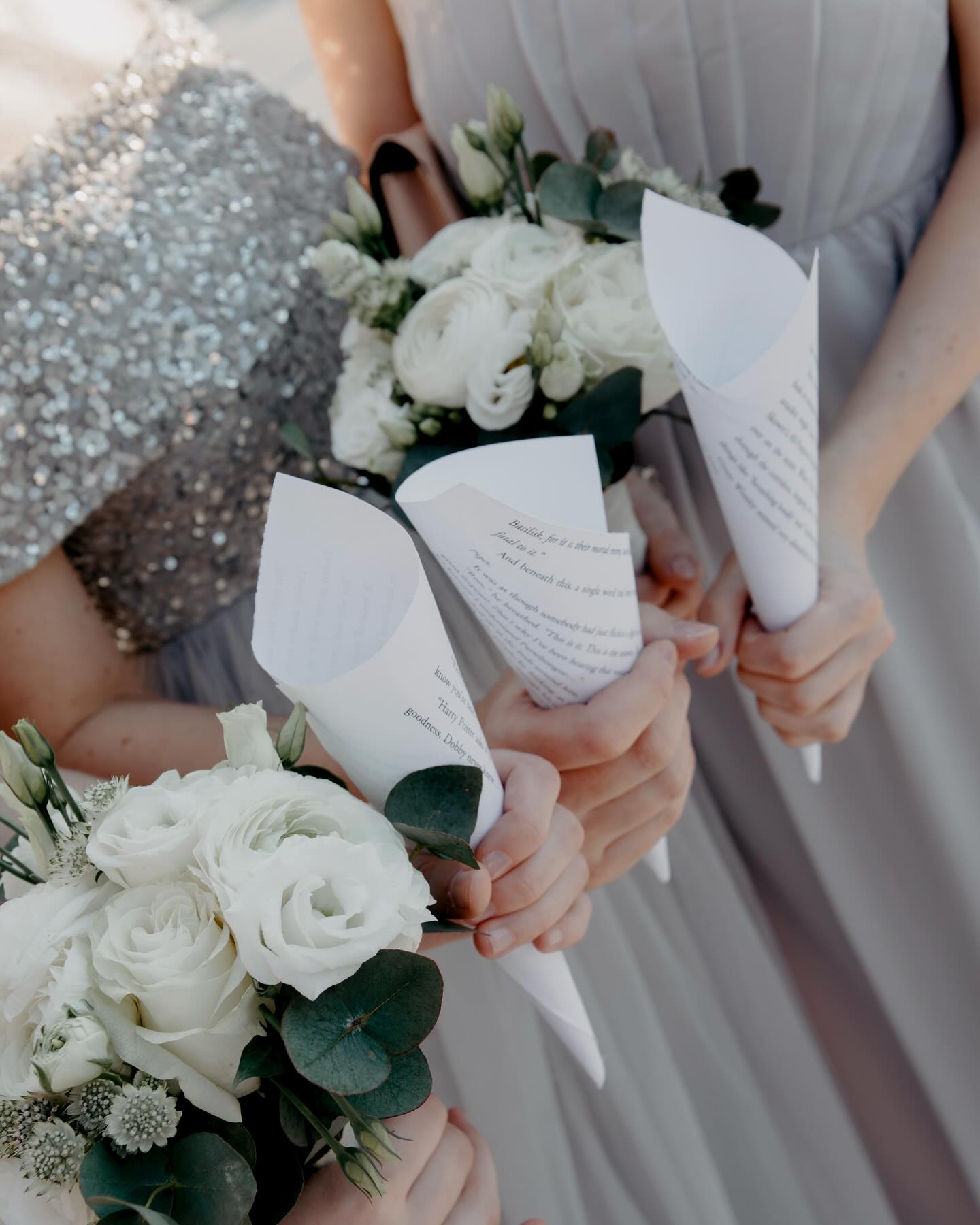 Billigt men fint tips till riskastningen! Använd en gammal bok som du inte längre vill ha, klipp ut sidorna, rulla ihop till strutar och fyll upp med ris eller torkade rosblad att kasta på brudparet. Sätt alla i en gammal äppellåda när ni väntar på gästerna så de inte ramlar. Hur fint? 🥀🥀
#weddingtips #diywedding