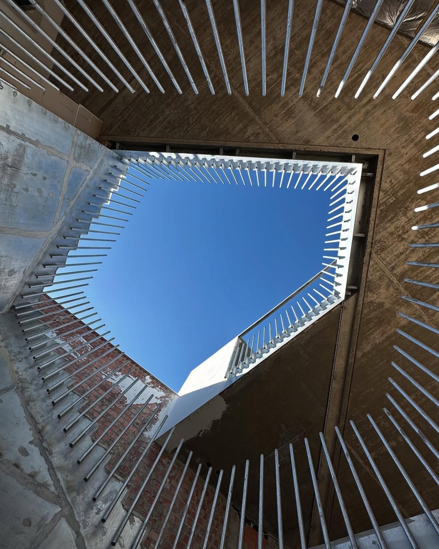 Patio under construction of our project nearby Seville #patio #patiohouse #patiohouses #fünfeck #pentagon #andalusia #andalusien #valencinadelaconcepcion #arquitectura #architektur #architectura #welovewhatwedo