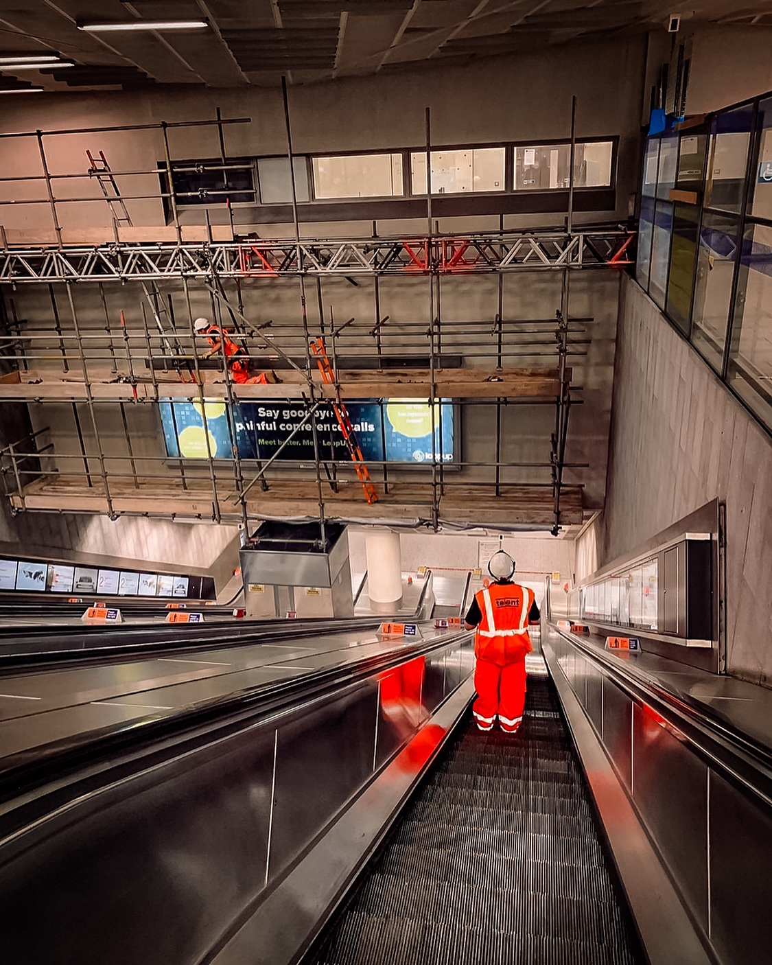 🎞️🚇 Have you ever wondered how those amazing digital advertisment media screens are installed on London Underground? Well wonder no more! Throwback shot of the installation of a hanging scaffold over escalators at Kings Cross Station with a central support tower coming from the escalator machine chamber.
___________
Contact us today for a free no-obligation site survey and quotation on 📞 0207 993 1220 📩 info@lnsltd.com
__________
#kingscrossstation #scaffolding #globalmedia #telent #londonnewbuild #advertising #londonnetworkscaffolding #londonnetworkscaffold #lnsltd #londonscaffolding #scaffold #construction #citb #constructionline #fors #cscs #londonconstruction #londonunderground #LondonIsOpen #kingscross #kingscrosslondon #digitalmedia