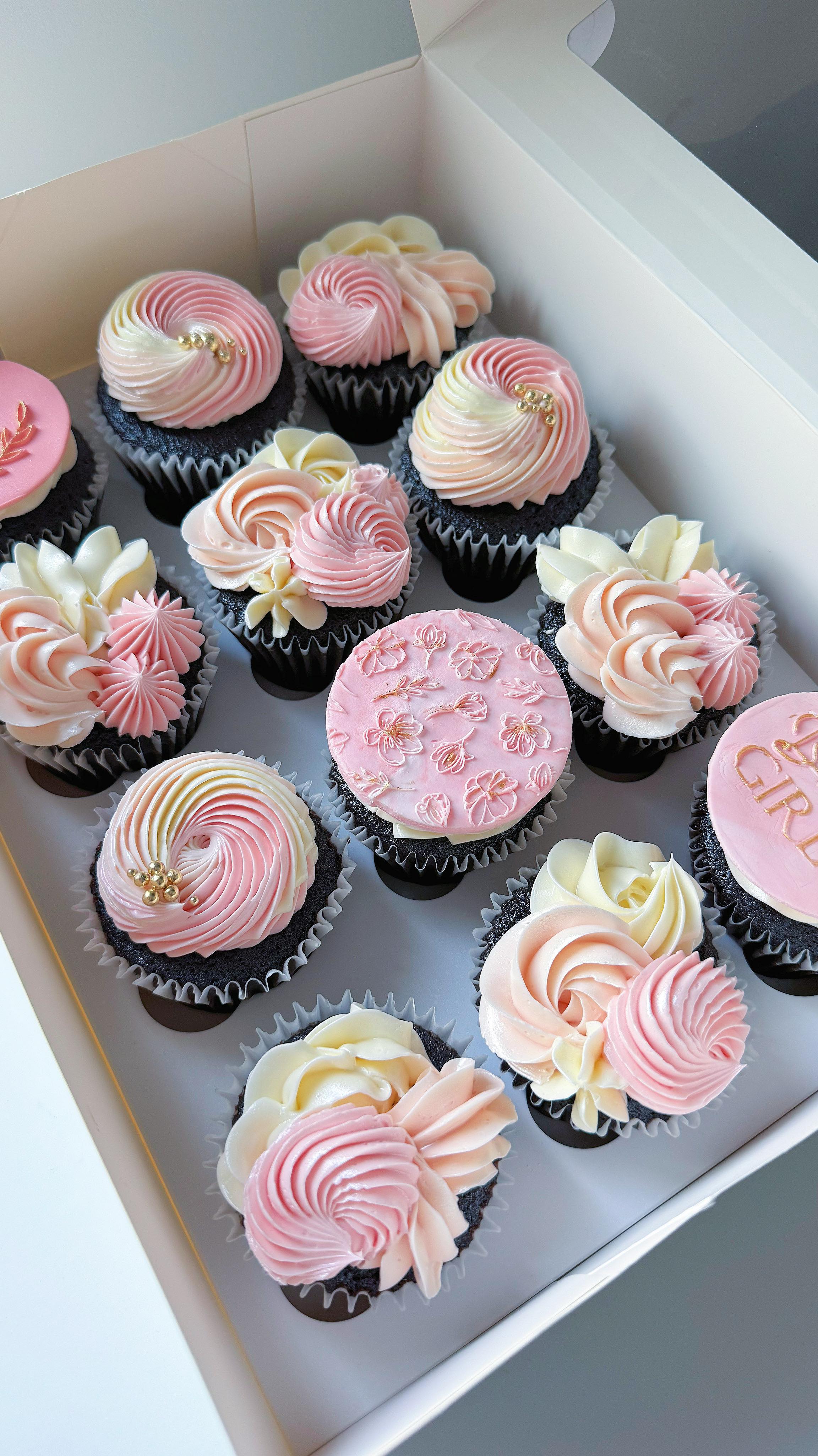 Baby Girl 💕🥰✨
We love a cake with matching cupcakes 🤗✨
#nycbaker #cakesofinstagram #statenislandbaker #cakedecorating #smallbusiness #cupcakes #heartcake #babygirl🎀 #babyshowercake