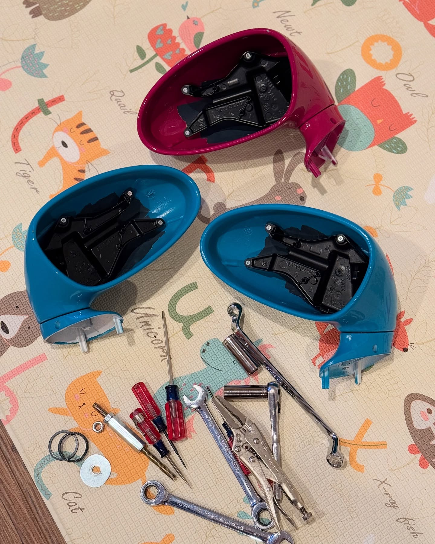 This mirror assembly was one of the most awful processes Ive experienced. It was comparable to cleaning old interior carpet glue. The forums and guides make it sound easy and it easy once you figure it out. Video to come soon with instructions and tools that no one else shows you.
#levelupclassics #porsche #964 #993