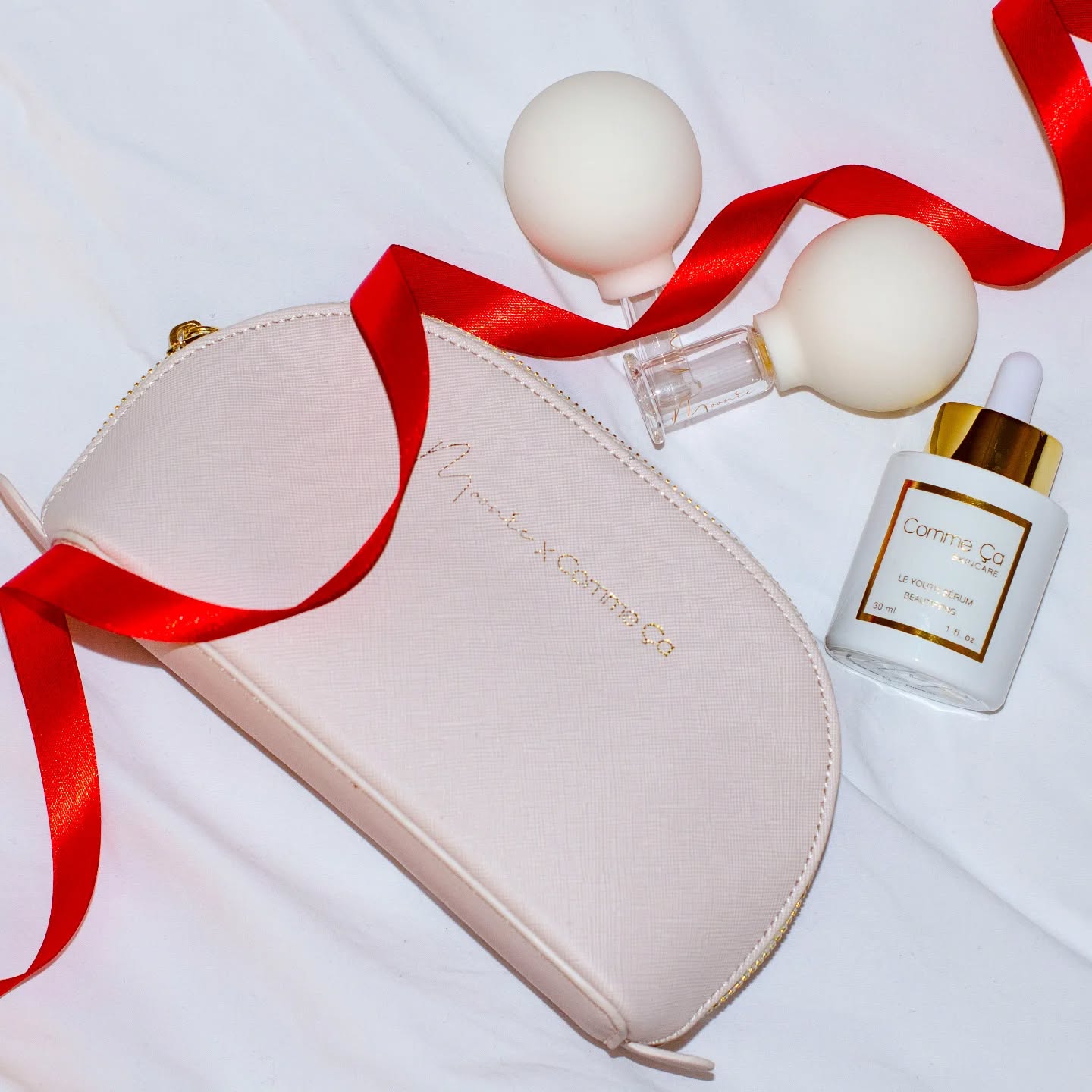 Valentine’s Day is just around the corner 🌹✨️—and what better way to celebrate than with a little self-care? Treat yourself or surprise someone special (your mom, best friend, or anyone who deserves some extra love) with The Ultimate Glow Set from our collaboration with @mooniebymila ✨.
What’s inside this beautiful vegan bag?
🌹 Le Youth Sérum: Packed with ingredients to nourish your skin and combat premature aging.
🌹 Facial Cupping Set: Stimulates collagen, enhances your glow, and defines your natural beauty.
Shop now via the link in bio or on our website. Let your glow do the talking! 🌹✨
#ValentinesDay #SelfCareGift #GlowingSkin #AntiAgingSkincare #CollagenBoost #LuxuryBeauty #NaturalSkincare #CuppingMassage #SkincareRoutine #VeganBeauty #CommeÇaSkincare #theultimateglowset