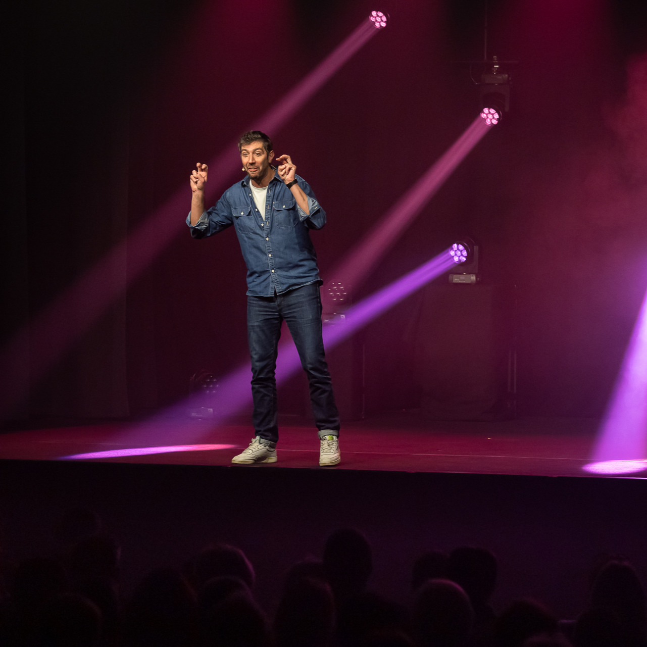 Le vendredi, on ne va pas se mentir, ça a été une grosse soirée ! @patrickchanfray était en première partie surprise avec un extrait de son nouvel opus "advienne que devra". Loufoque, absurde, irrésistible, il n'a laissé aucun répit au public du @fest.oenorires
.
.
. 📷 Etienne Ramousse Images
.
.
. #oenorires #festival #humour #theatre #spectacle #onemanshow #bourgogne #igersbourgogne #saoneetloire #legrandchalon #givry #vinsdebourgogne #degustation