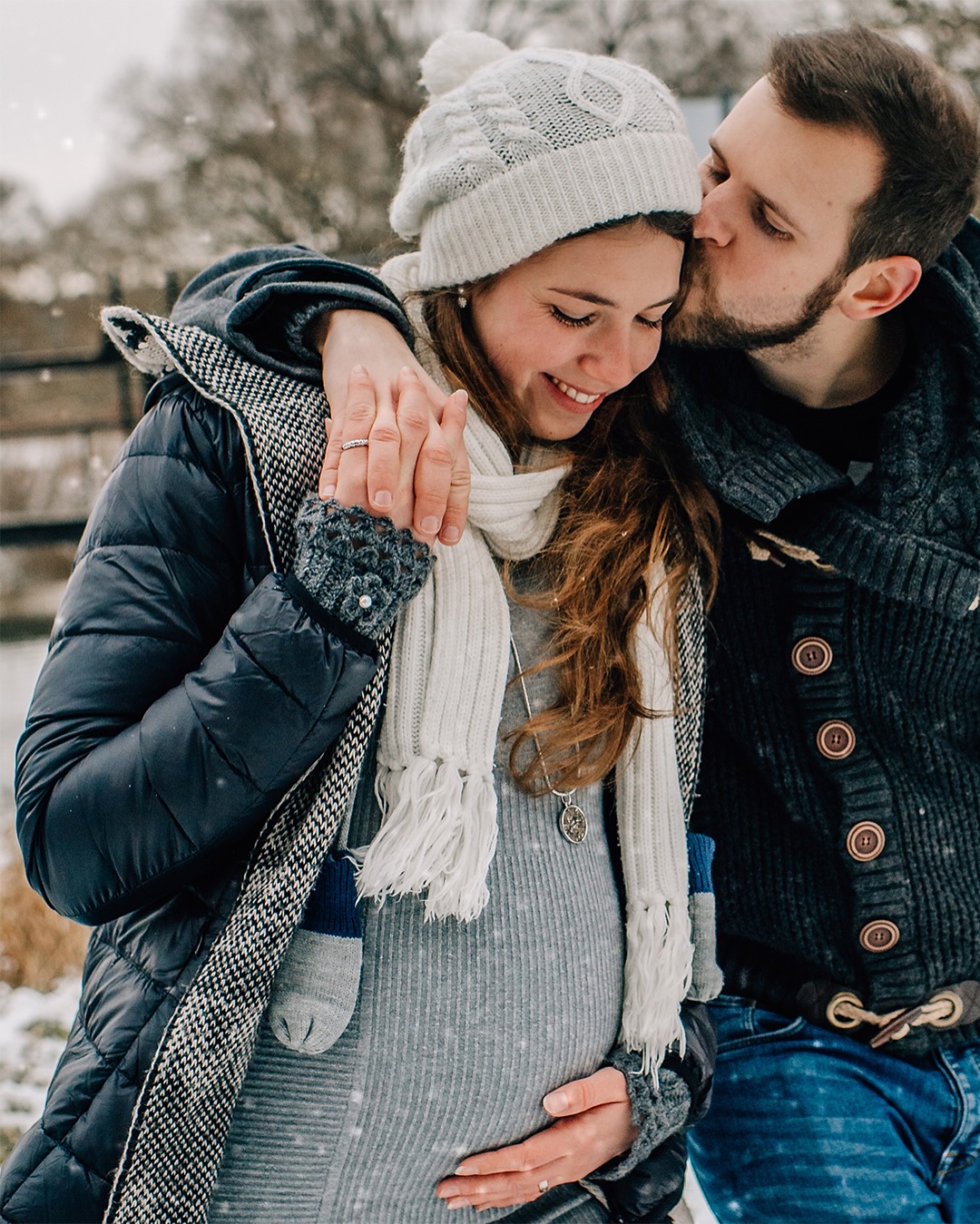 Winterfotos kann man draußen nicht machen? Oh doch, ich finde sie haben sogar einen ganz besonderen Charme. Wenn du ein bisschen flexibel bist, was den Termin angeht und dich richtig warm anziehst, können wir solche Fotos auch für dich machen. Du willst das auch? Dann melde dich bei mir !!! #wintershooting #babybelly #porträtfotografie #mutterschaft #outdoorphotography