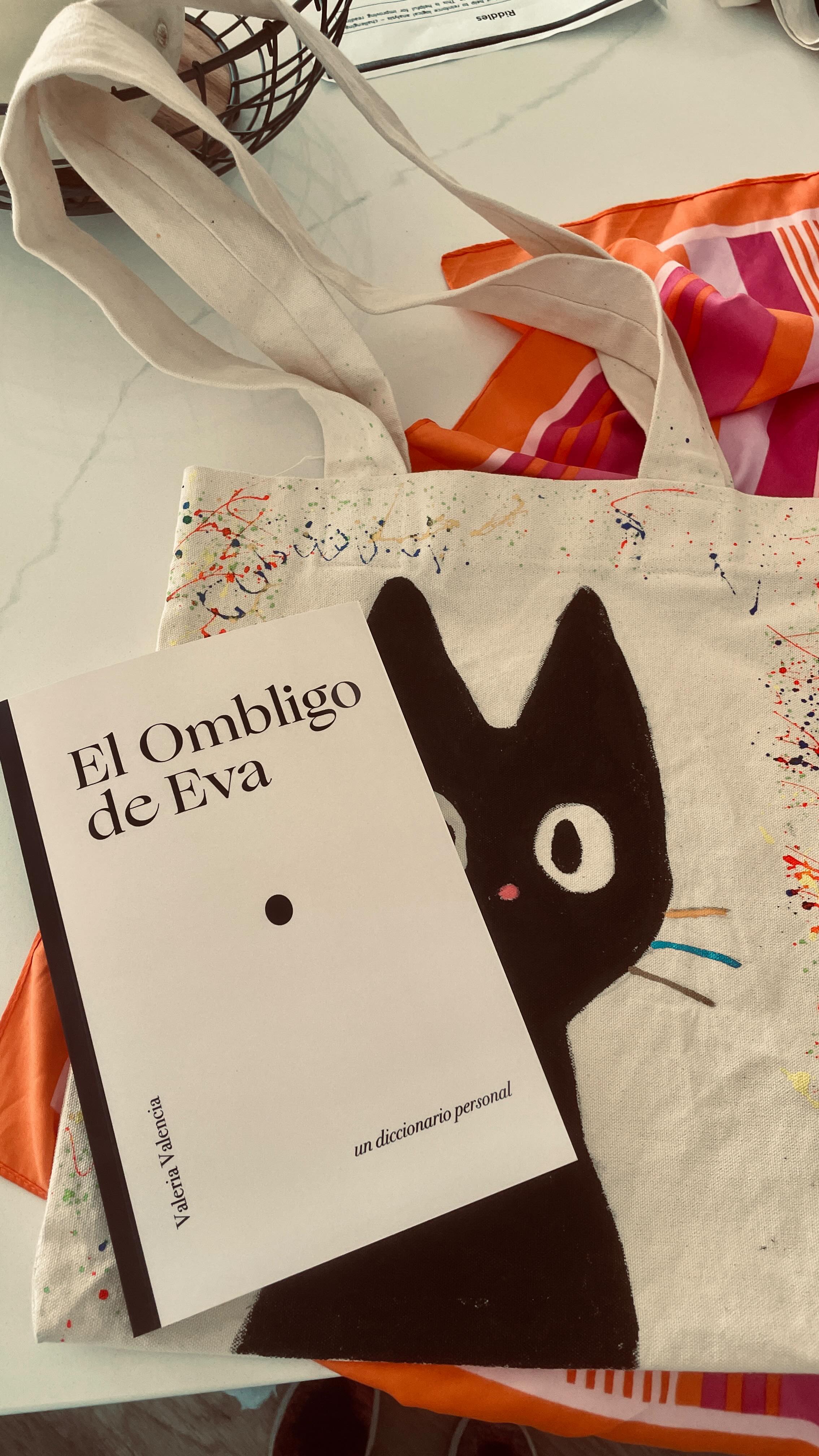 Desde que empecé a llamar a mis proyectos “aventuras”, comenzaron a fluir de mejor manera. Ahora siento que juego, y que todo lo que me pasa en el intento 🤪, es parte de la experiencia…
Les comparto parte del proceso de darle “abrigo, piel y envoltura” a este sueño… que siempre fue concebido como una regalo ♥️🎁.
•
•
•
#libros #librorecomendado #palabras #literatura #lectura #escritora #escritor #viada #kaizen#elpoderdelaspalabras #accionar #escrituracreativa #packaging #detalles #ficción #elombligodeeva