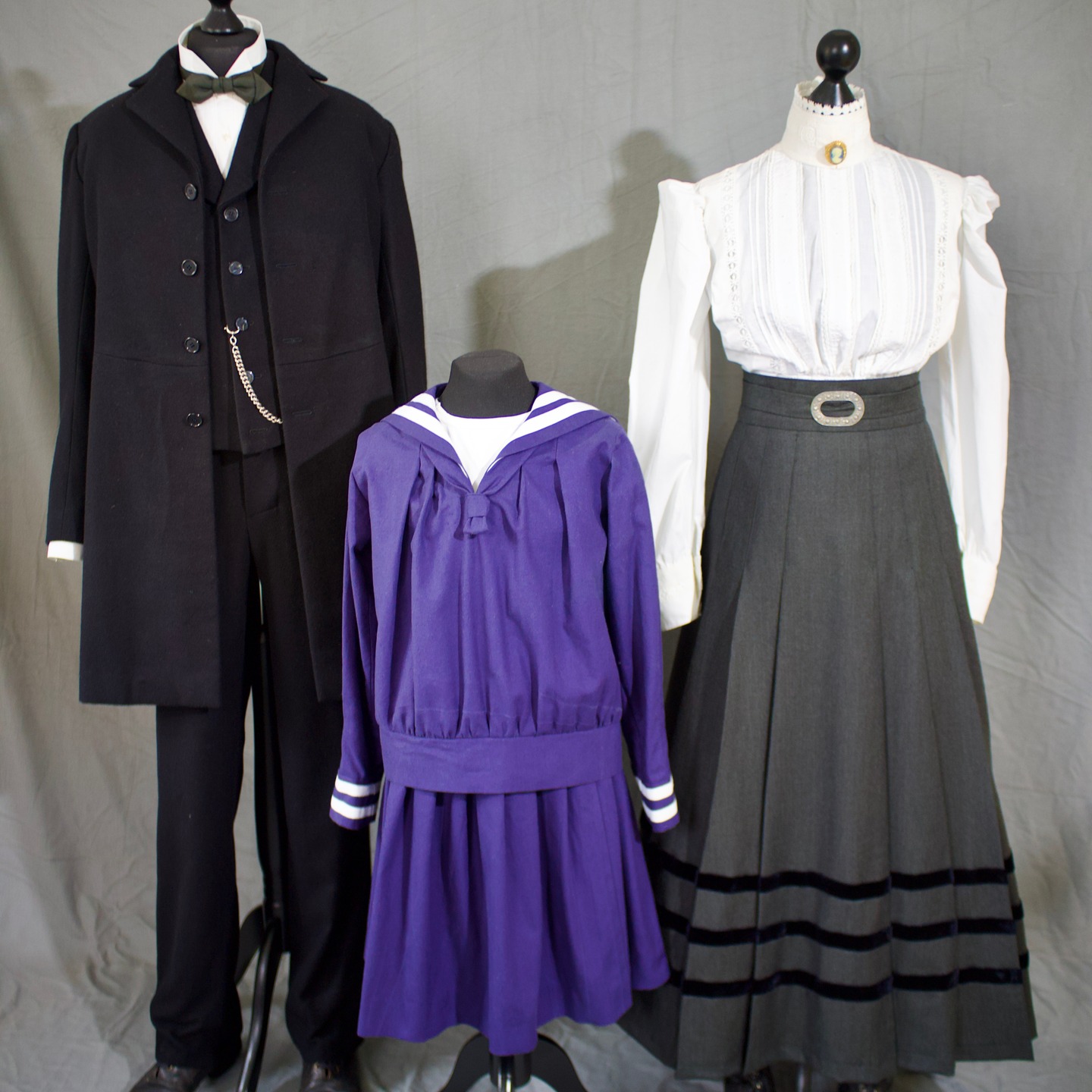 Reproduktion historischer Kleidung in Zusammenarbeit mit dem Westfälischen Schulmuseum Dortmund
Erlebt über 1000 Jahre Schulgeschichte!
Eintritt frei!
Das Schulmuseum zeigt in seiner Dauerausstellung ein Klassenzimmer aus der Zeit 1905.
Die Aufgabe war, fünf Personen nach Originalfotografien mit historisch korrekter Kleidung auszustatten:
Eine Lehrerin, einen Lehrer, zwei Kinder in Schuluniform und ein Mädchen im Sonntagskleid.
www.historische-gewandschneiderei.de
#musee
#museum
#museo
#museumdortmund