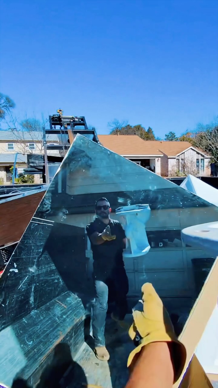 Helping local realtors @bethrountreeatx clean up more than just their listings! ✨🏡 #DashAwayTheClutter