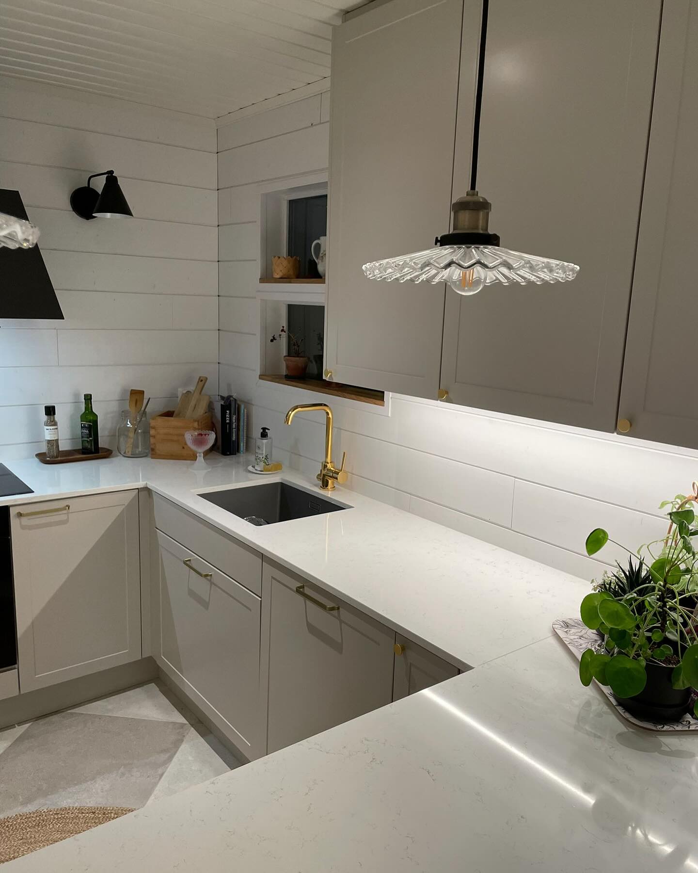 Meidän upein projekti, joka toteutettiin yhteistyössä @unikkoremontit kanssa, jonka osaaminen ja viimeistely oli kyllä taas loistavaa! 1990 valmistunut omakotitalo saneerattiin sisältä täysin uusiksi. Alkuun huolellinen kuntokartoitus. Yllätyksiä ei löytynyt, jonka jälkeen sisältä purettiin kaikki, että päästiin näkemään mitä talo oli ”syönyt” syvemmältä. Kaikki hyvin, joten ei muuta kuin uutta tekemään.
Suorasähkölämmitys vaihdettiin maalämpöön, joka on kyllä erittäin hyvä ratkaisu tänä päivänä. Keittiön suunnitteli ja toimitti @ameliakeittiot. Samoin heiltä tuli kylpyhuone sekä makuuhuoneiden kaapistot. Helppoa, kun kaiken saa yhdestä paikkaa. Sisustussuunnittelun toteutti @interiordesigner_johanna. Keittiöntaso @nerosteinfi . Lopputulos on mielestämme huikea! Vai mitä?