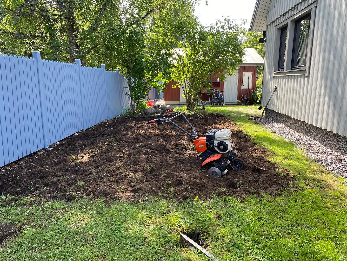 Markkasen jalanjäljissä, niin pitäähän lapsilla olla ikioma koripallokenttä🏀⛹️♂️⛹️♀️❤️