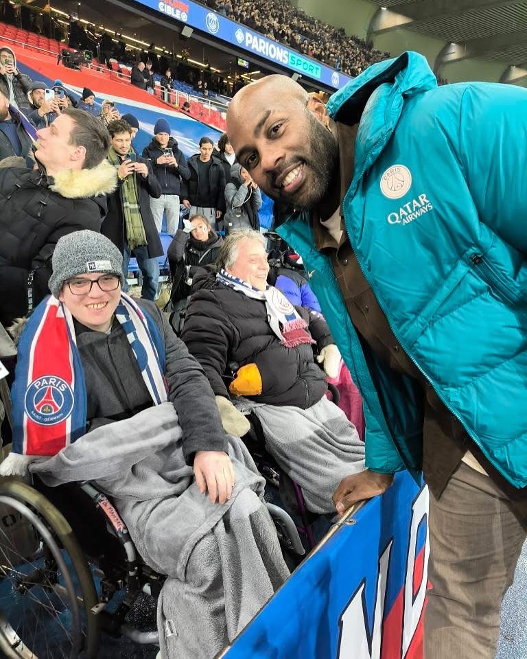 Le champion @teddyriner de passage dans la tribune Handicap-PSG hier lors de PSG-Monaco ☺️
#teddyriner #handicappsg