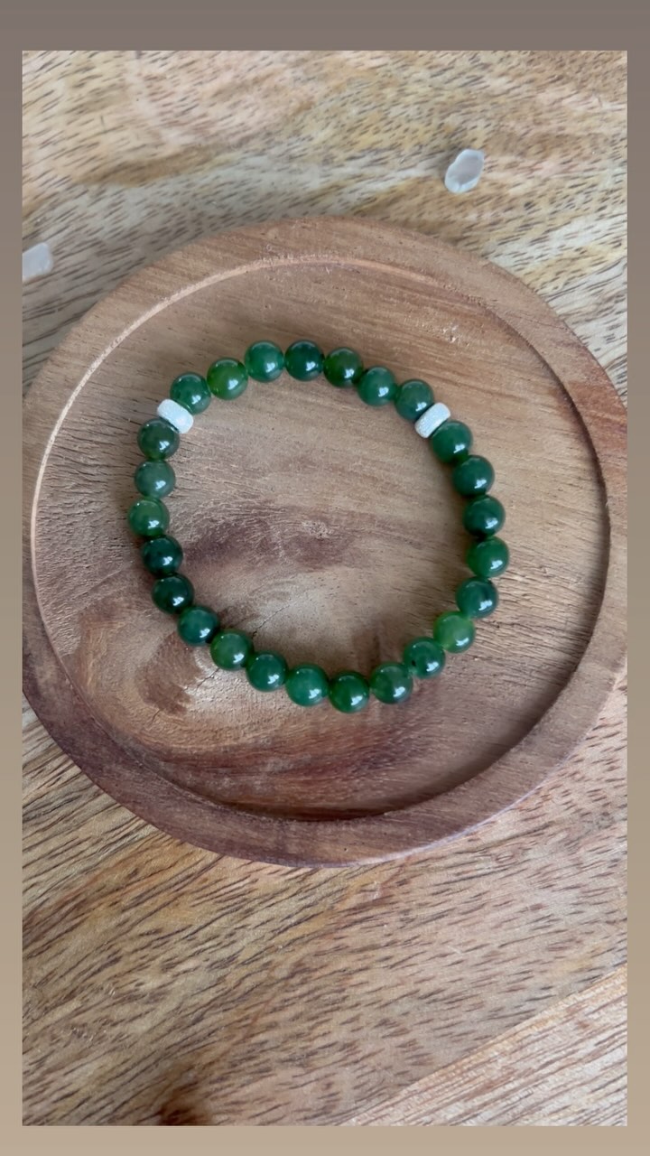 Nephrit wird seit Jahrhunderten in verschiedenen Kulturen geschätzt und ihm werden zahlreiche heilende Eigenschaften zugeschrieben. Hier sind einige der häufigsten:
1. Harmonie und Balance: Nephrit soll helfen, emotionale Ausgeglichenheit zu fördern und innere Ruhe zu bewirken.
2. Stressabbau: Der Stein wird oft verwendet, um Stress abzubauen und ein Gefühl der Gelassenheit zu fördern.
3. Körperliche Gesundheit: Man glaubt, dass Nephrit das Immunsystem stärkt und die Entgiftung des Körpers unterstützt, insbesondere in Bezug auf die Nieren.
4. Förderung von Liebe und Mitgefühl: Nephrit wird mit der Stärkung von Beziehungen und der Förderung von Liebe und Mitgefühl in Verbindung gebracht.
5. Kreativität und Inspiration: Einige glauben, dass Nephrit die Kreativität anregt und hilft, neue Ideen zu entwickeln.
6. Spiritualität: Der Stein soll dabei helfen, spirituelle Einsichten zu gewinnen und die Verbindung zur eigenen Intuition zu stärken.
#edelsteine #niere #spirituality #spiritual #schmuckliebe #schmuckkunst #edelstein #nephrit #grün