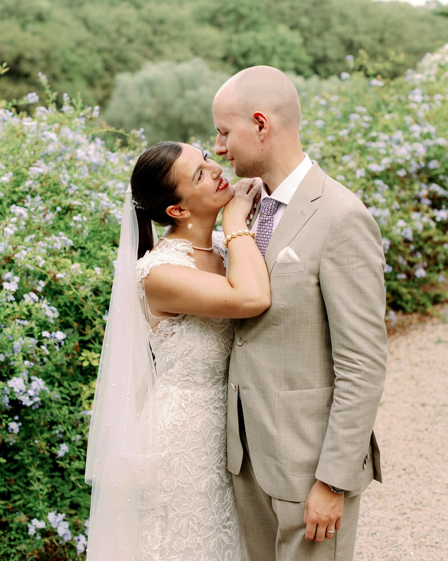 Une petite cour cachée derrière des haies de plumbagos, l’endroit idéal dans les jardins du château de Vaugrenier pour une séance photo avec le couple du jour!
Domaine @chateau_de_vaugrenier
Coiffure @marine.hairdresser
Maquillage @margotgiannettimua
#photographemariage #photographedemariage #photographeprovence #photographepaca #mariageprovence #photographecotedazur #mariage2024