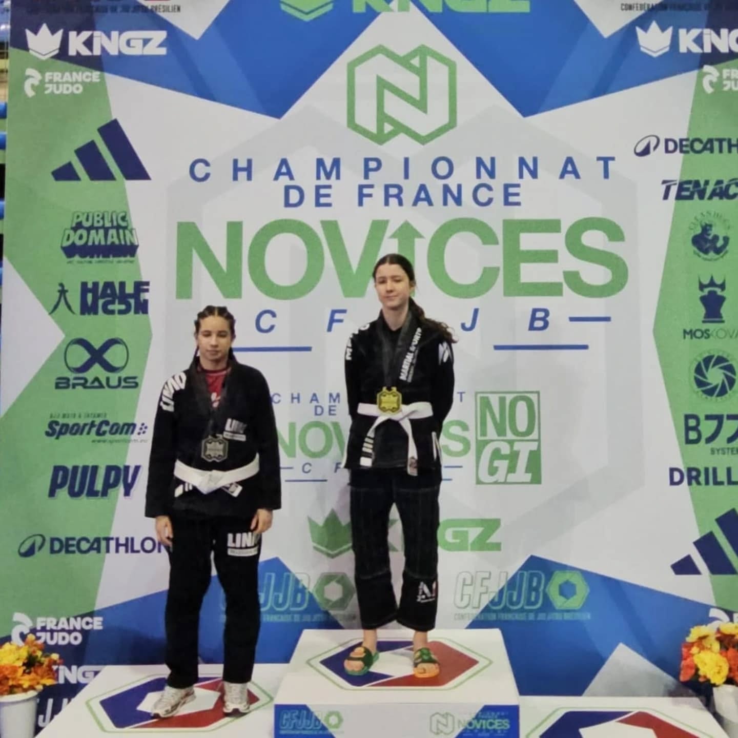 💪La moisson de Médailles continue après Lisbonne...!💪
De belles médailles au🥋 Championnat de France Novice🥋 @CFJJB !
Félicitations à nos athlètes de @martialsports @infinity_combat qui ont brillé ce week-end, coachés par @sosnakie :
* Lou Varrall, 🥇Championne de France🥇
* Jessica Richard, 🥈Vice-Championne de France🥈
* Mention spéciale à Luka Cottin tout juste sorti des juvéniles pour sa victoire au premier combat d'une catégorie de plus de 130 combattants et bravo également à Gabriel Jullien pour sa combativité lui aussi tout juste sorti des juvéniles, bravo également à Yohan Dia pour sa première participation.
Un grand merci à la mairie de Champ sur Drac pour le prêt du véhicule.
Sans oublier @chrysv258 (présidente de @martial.sports récemment titrée Championne d'Europe à Lisbonne IBJJF) pour l'accompagnement, le suivi et le soutien indéfectible....
Follow us ....💪🤙!
#jjb #cfjjb #championnatdefrance #novice #victoire #médaille #espritdequipe #champdrac #claix #saintpauldevarces