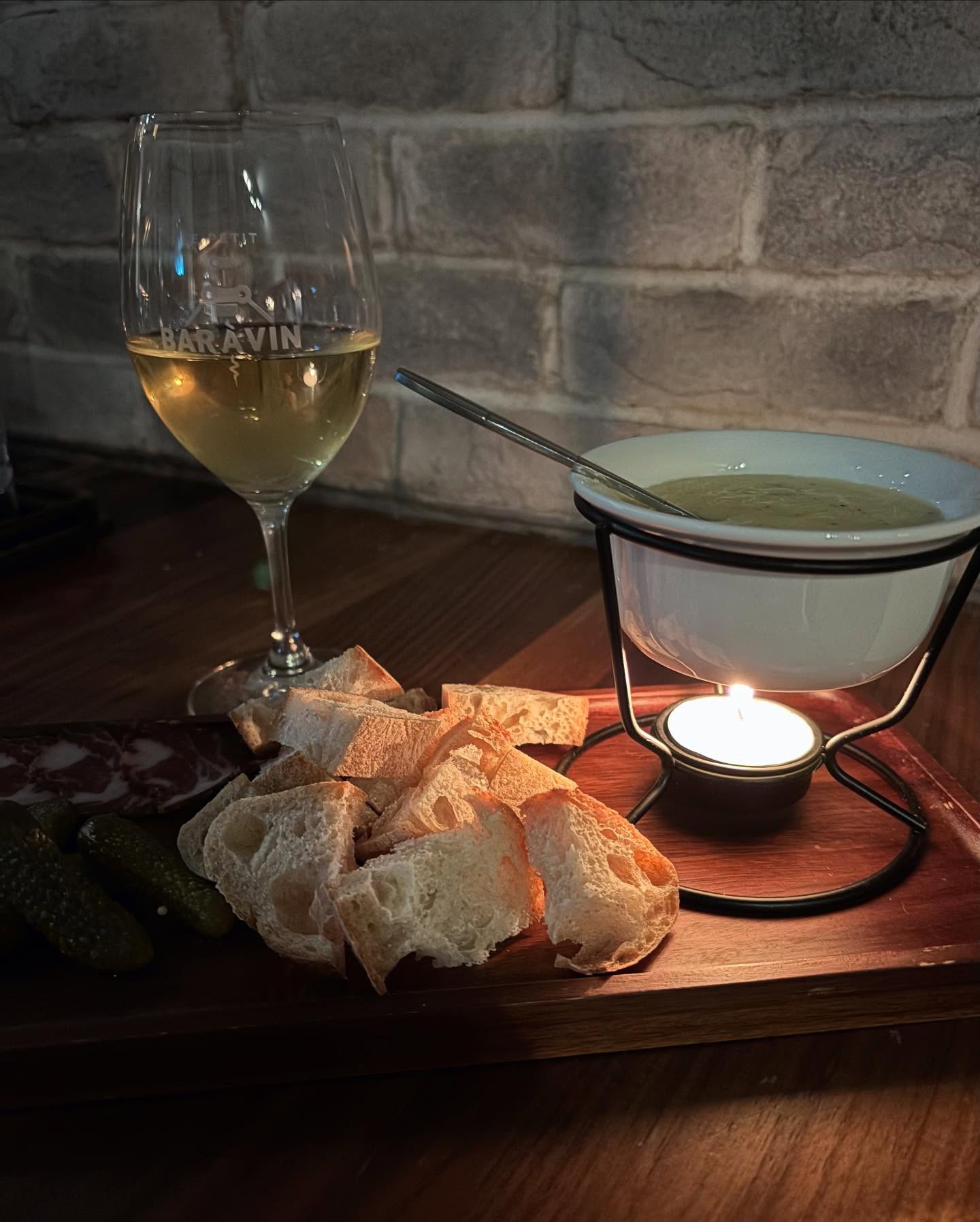 Nouvel addition au menu d’hiver
Fondue fromage au vin blanc et assiette de charcuterie / Cheese Fondue (white wine) and Charcuterie Board
#fondue #afterski #apresski #cheesefondue
#1001fondues #fromagesduquebec