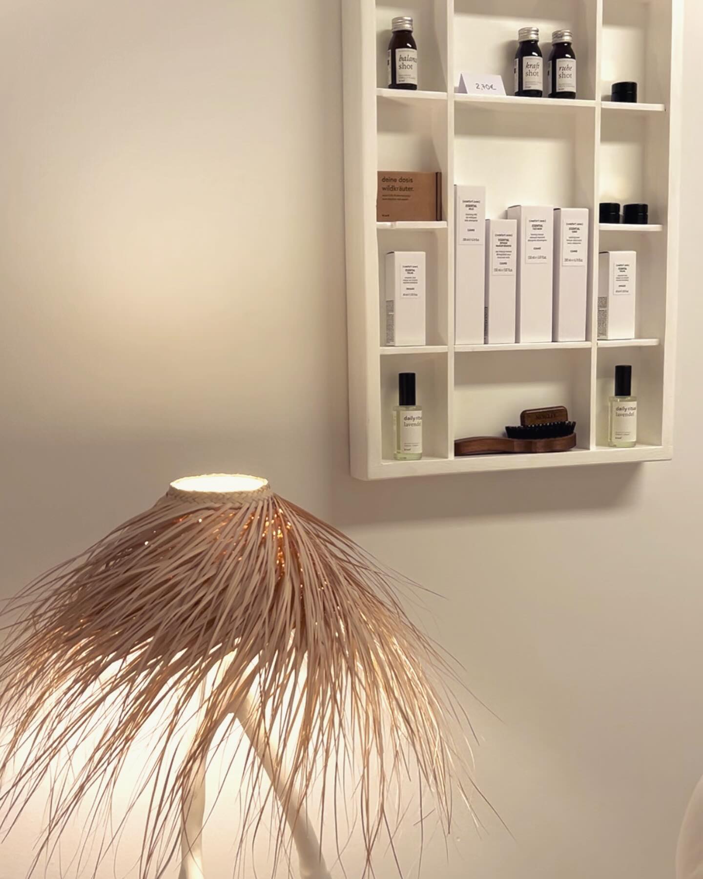 Sanftes Licht, leise Melodien, eine gemütliche Umgebung, wohlige Düfte, intensive Massagen und vieles mehr. #kosmetikundentspannung
Lass dich verzaubern!
Ich freu mich auf deinen Besuch und heiße dich HERZLICH WILLKOMMEN!