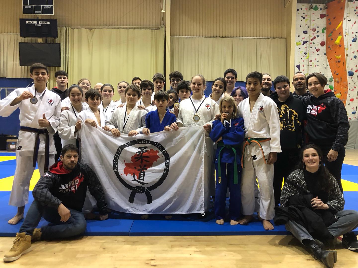 4º control escolar infantil/cadete en es viver, con muy buena actitud y buenos resultados.
🥇oros
Hugo
Diego
Eric
Alai
Pep
Sara
Emma
Izan
Telm
Ingrid
Antonio
🥈platas
Marc
Carla S
Pablo
Tanit
🥉bronces
Leonora
Lucia
Pol
🍫
Mateo
Pablo
Mohamed
Carla C
Aún hay cosas que mejorar, así que toca seguir entrenando duro para la final insular el día 1 de marzo
Gracias también a entrenadores, árbitros, cronos por su trabajo … y el resto de la familia de Dojo Ibiza que se ha acercado a animar a los nuestros y a ayudar en la organización de una manera u otra